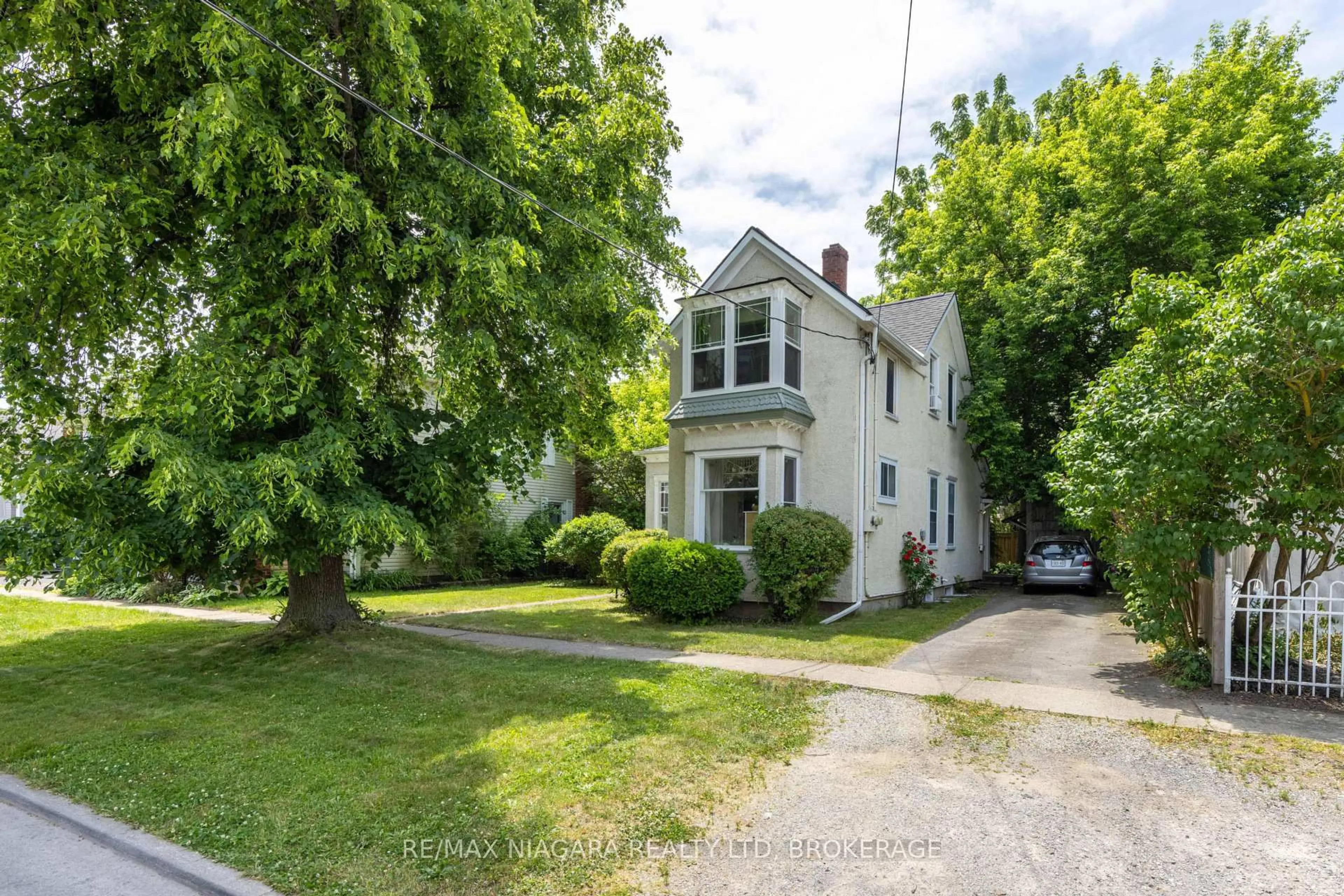 A pic from outside/outdoor area/front of a property/back of a property/a pic from drone, street for 40 Dacotah St, St. Catharines Ontario L2R 1Z7