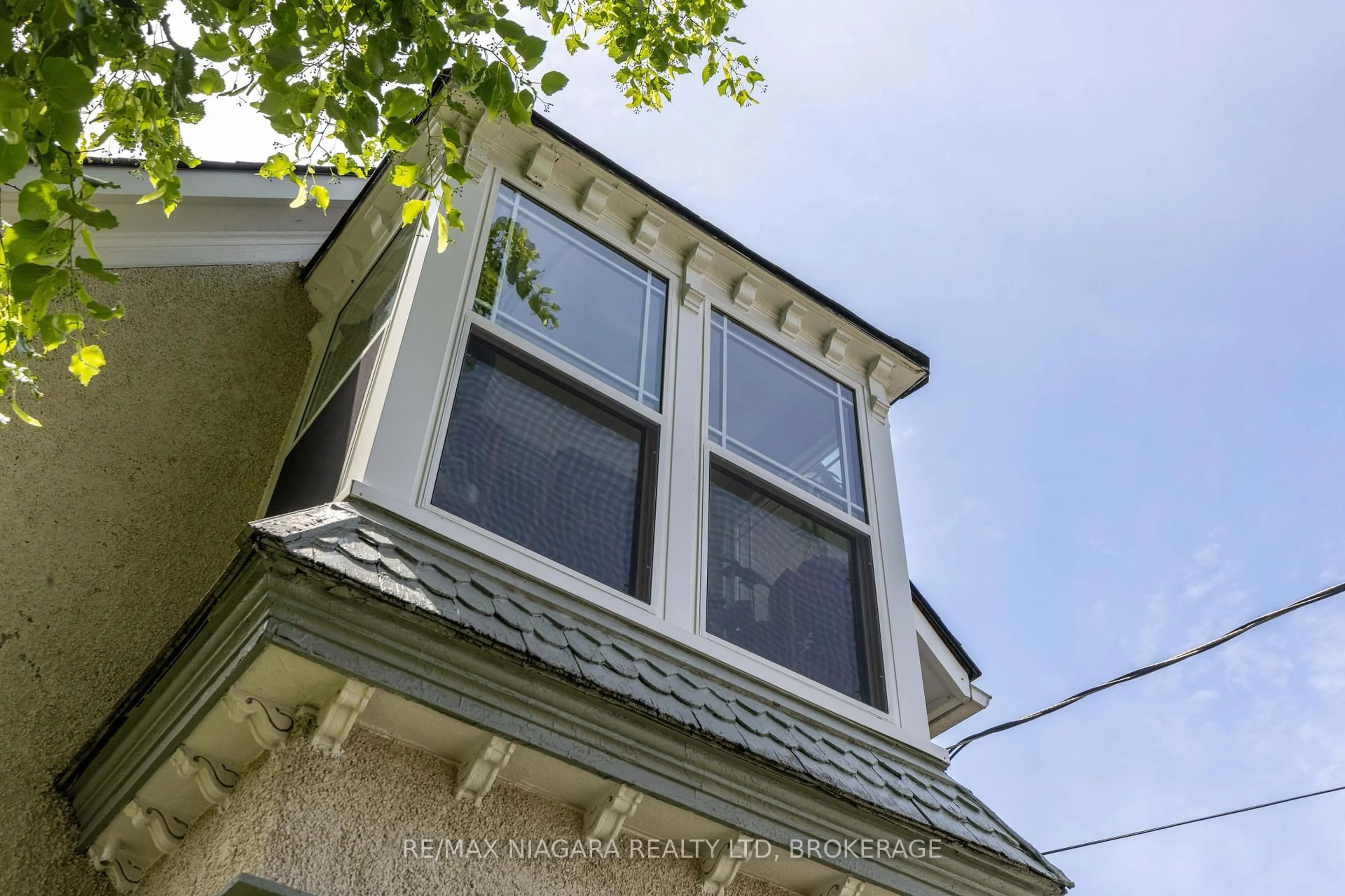 Home with vinyl exterior material, unknown for 40 Dacotah St, St. Catharines Ontario L2R 1Z7