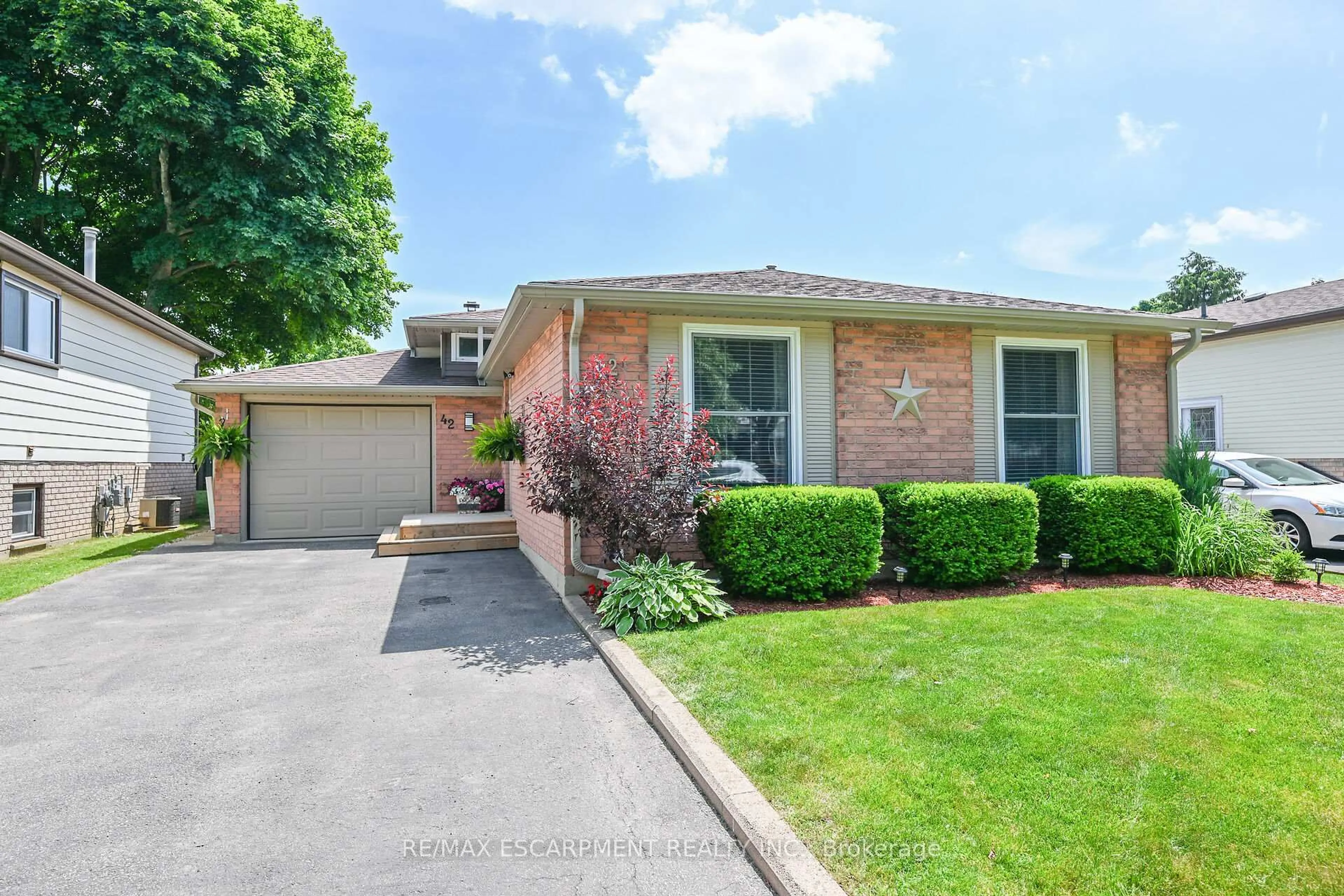 Home with brick exterior material, street for 42 Knightswood Cres, Brant Ontario N3R 7E6