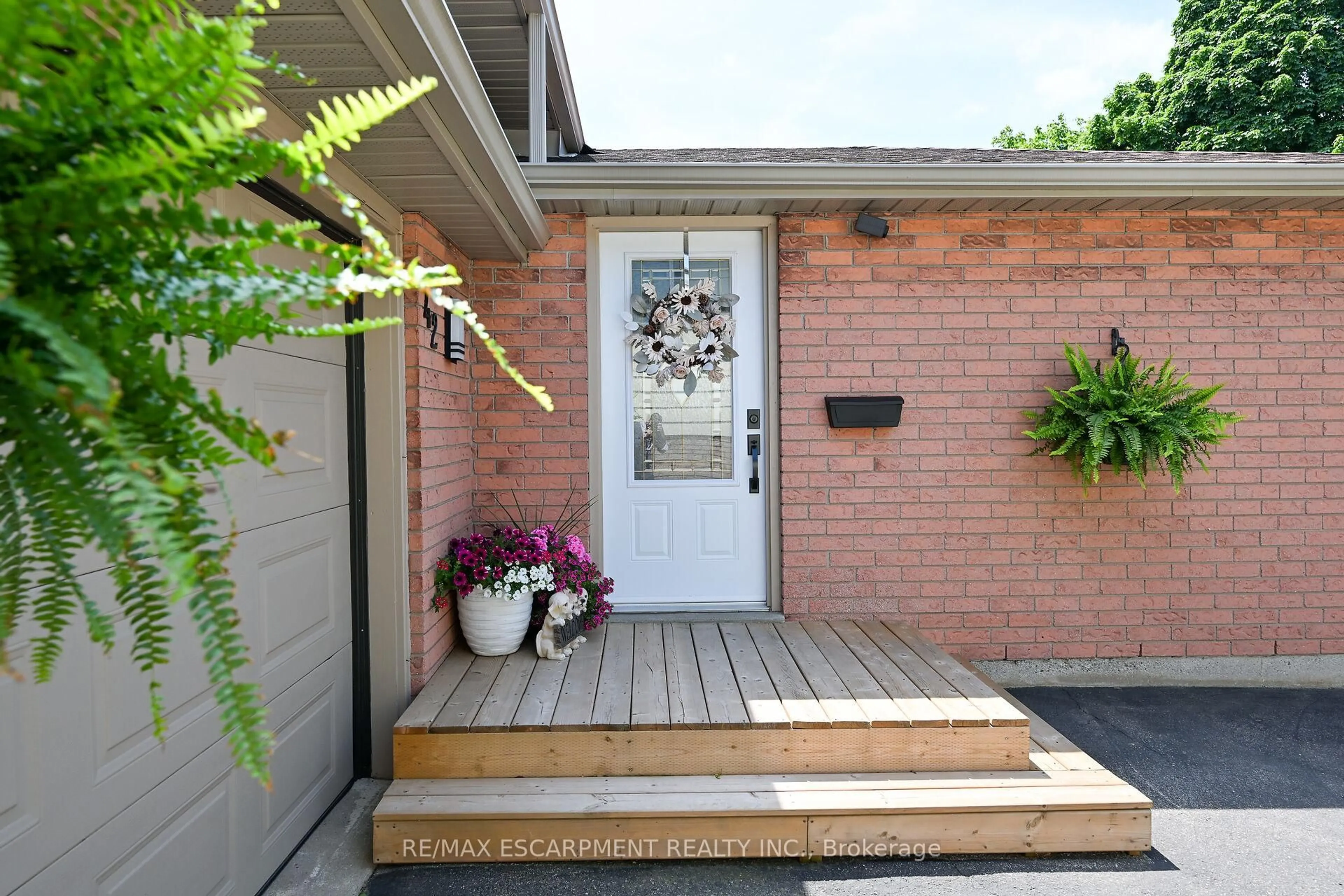 Indoor entryway for 42 Knightswood Cres, Brant Ontario N3R 7E6