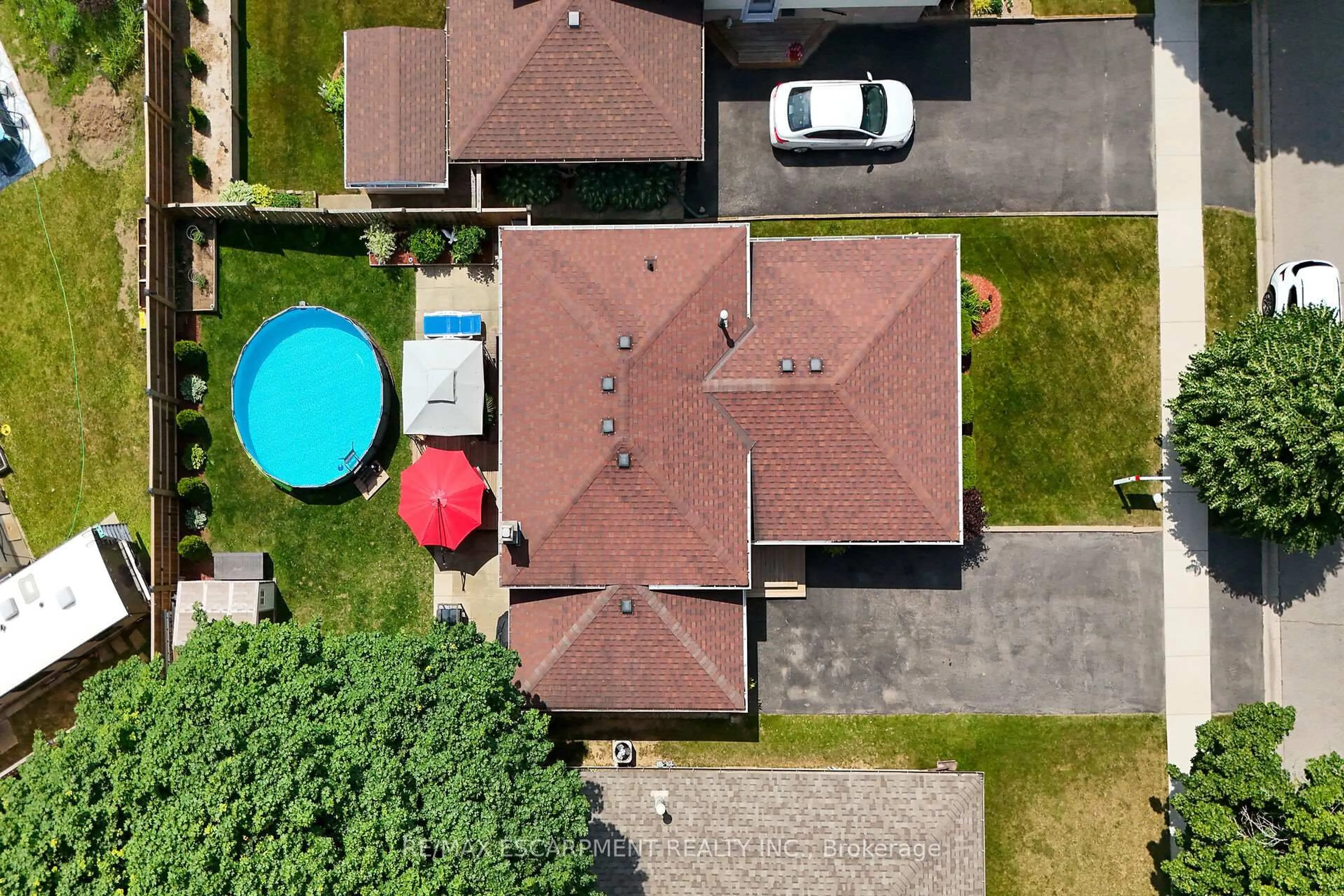 A pic from outside/outdoor area/front of a property/back of a property/a pic from drone, street for 42 Knightswood Cres, Brant Ontario N3R 7E6