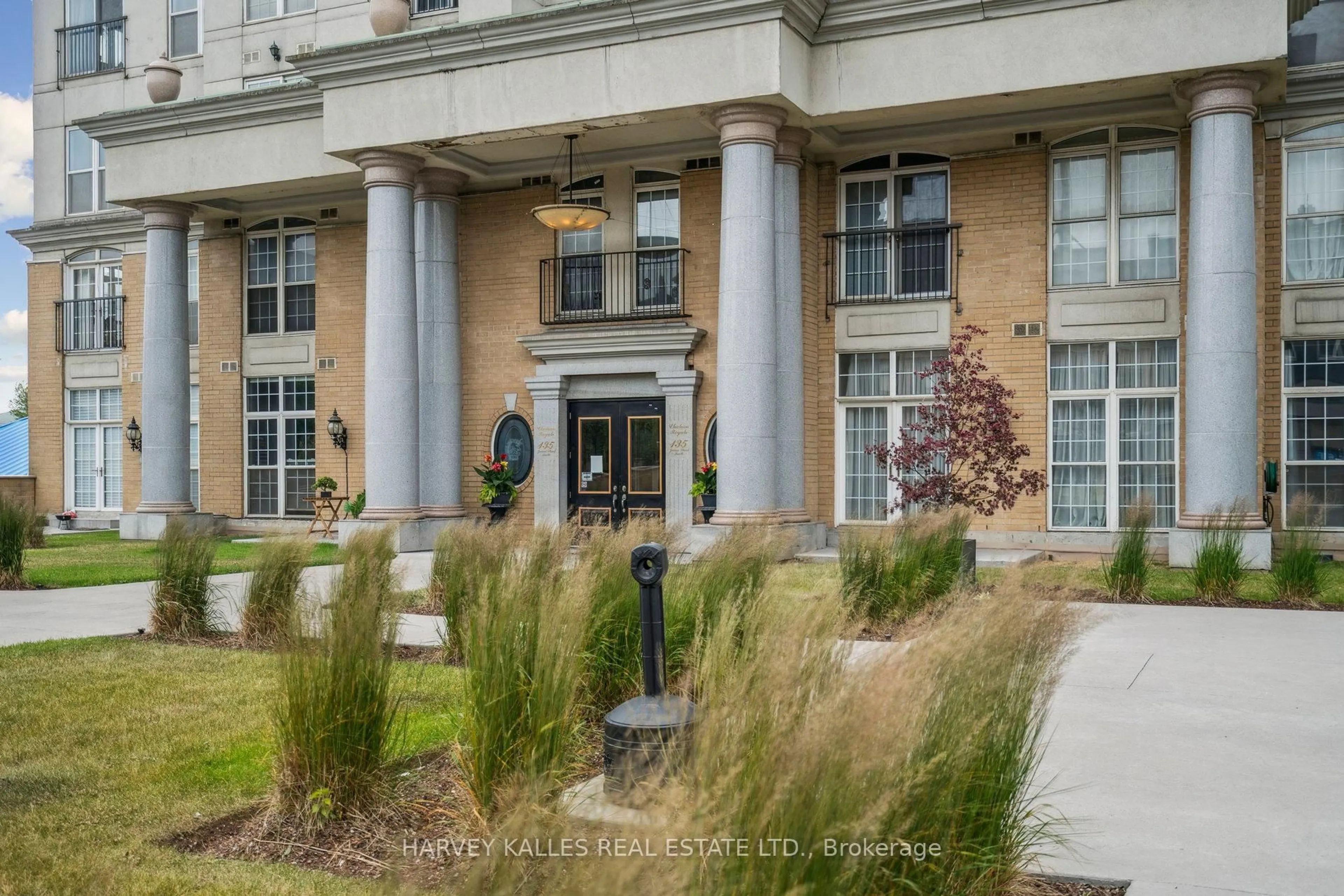 Indoor foyer for 135 James St #414, Hamilton Ontario L8P 2Z6
