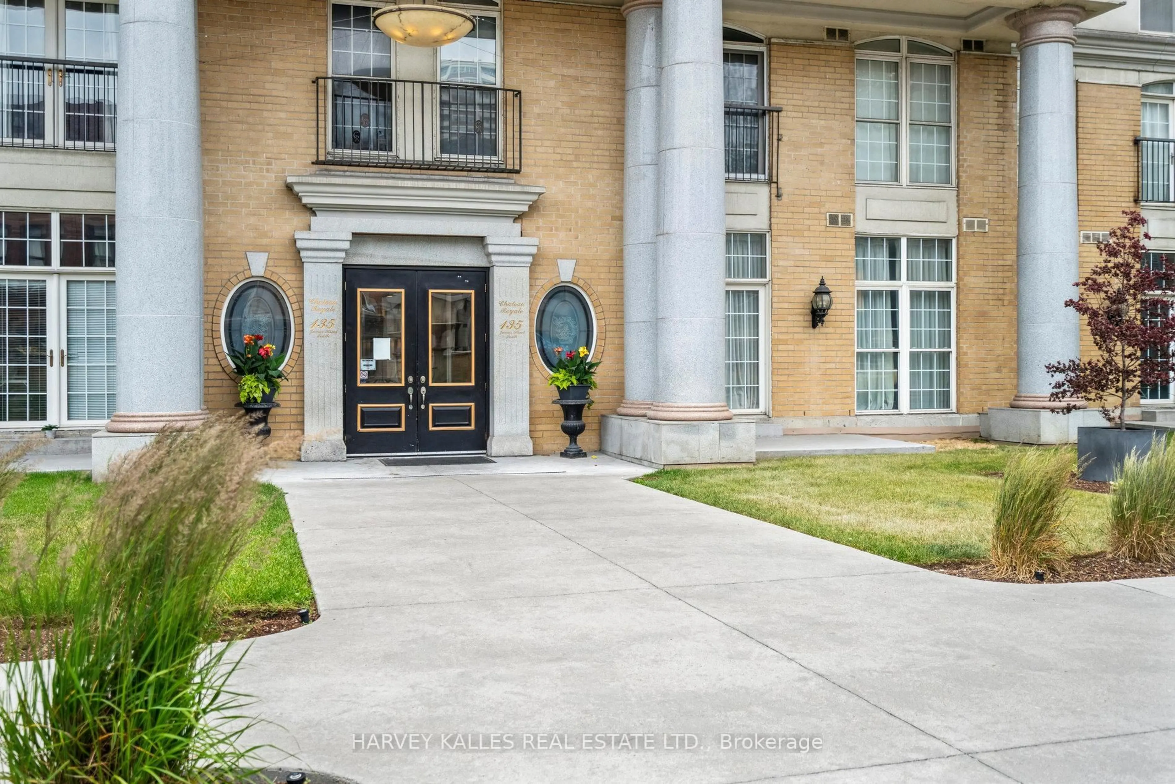 Indoor foyer for 135 James St #414, Hamilton Ontario L8P 2Z6