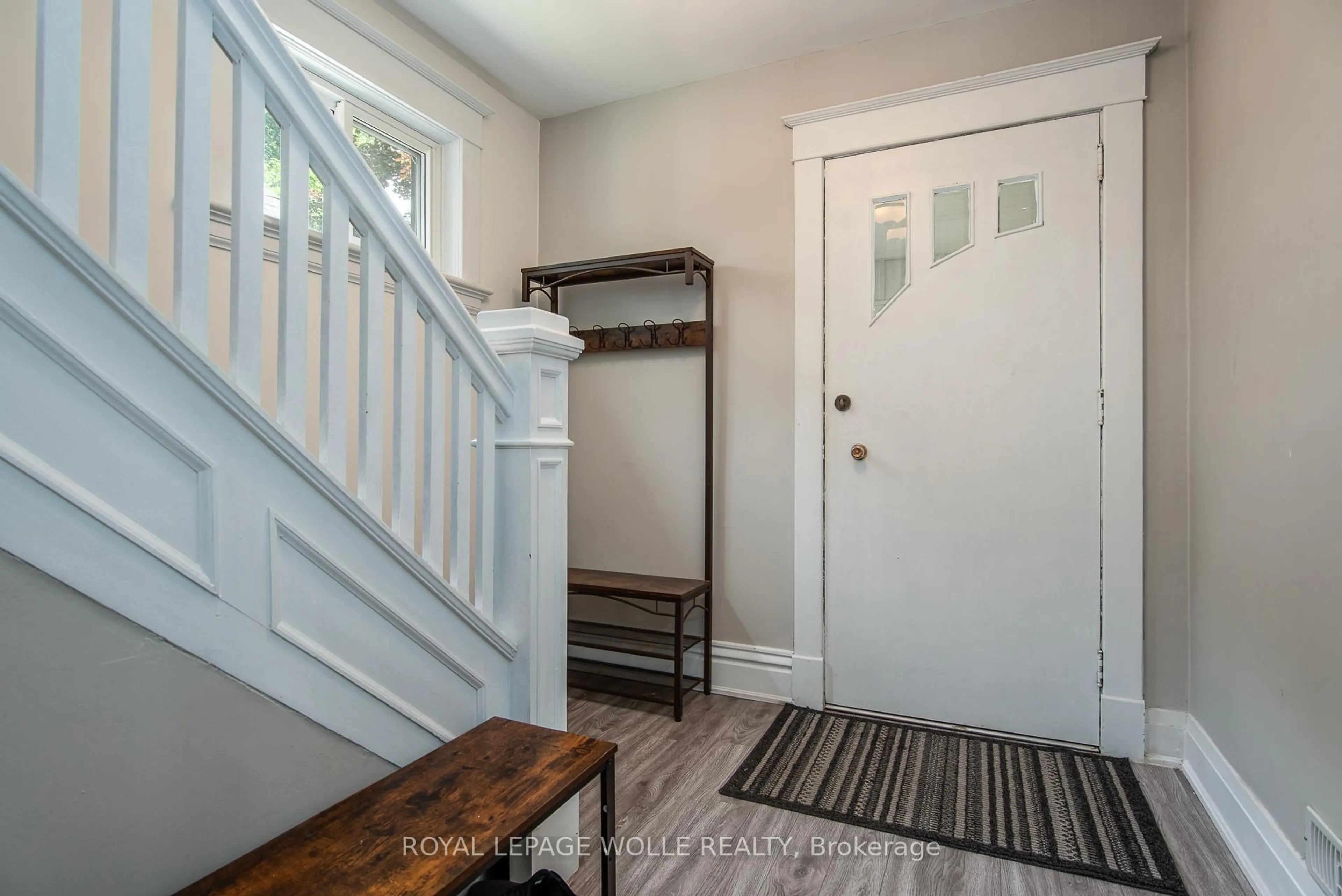 Indoor entryway for 336 Waterloo St, Cambridge Ontario N3H 1N8