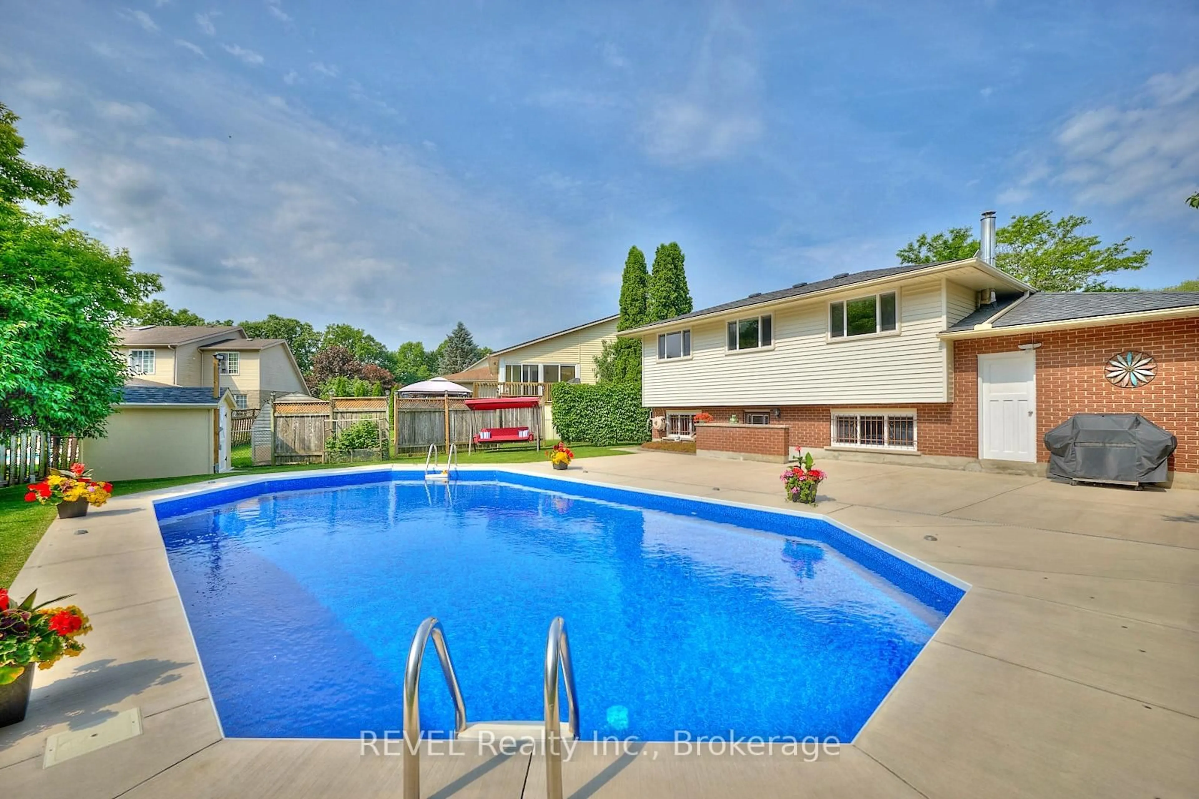 Pool for 6884 Devon Dr, Niagara Falls Ontario L2H 2S9