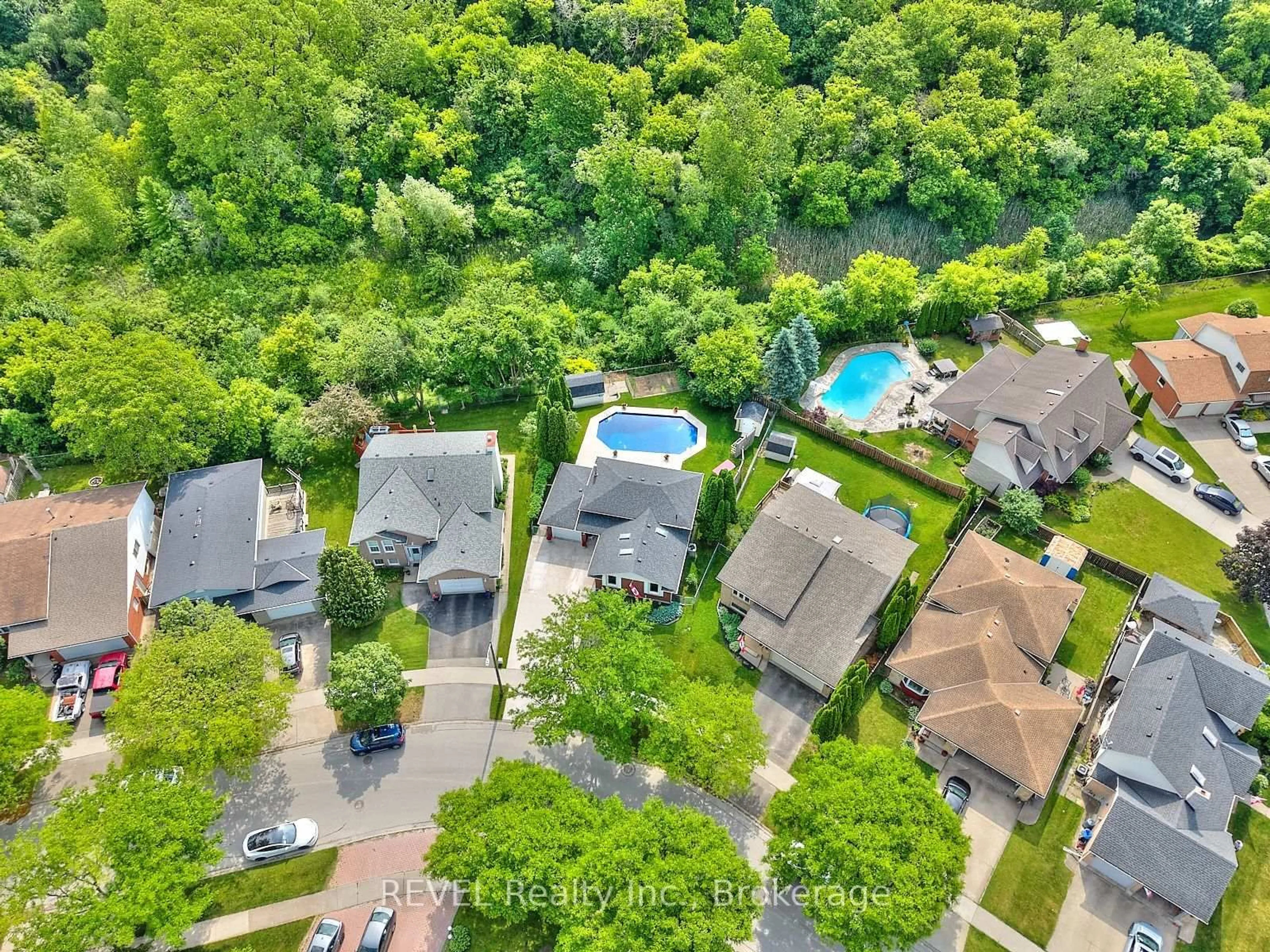 A pic from outside/outdoor area/front of a property/back of a property/a pic from drone, unknown for 6884 Devon Dr, Niagara Falls Ontario L2H 2S9
