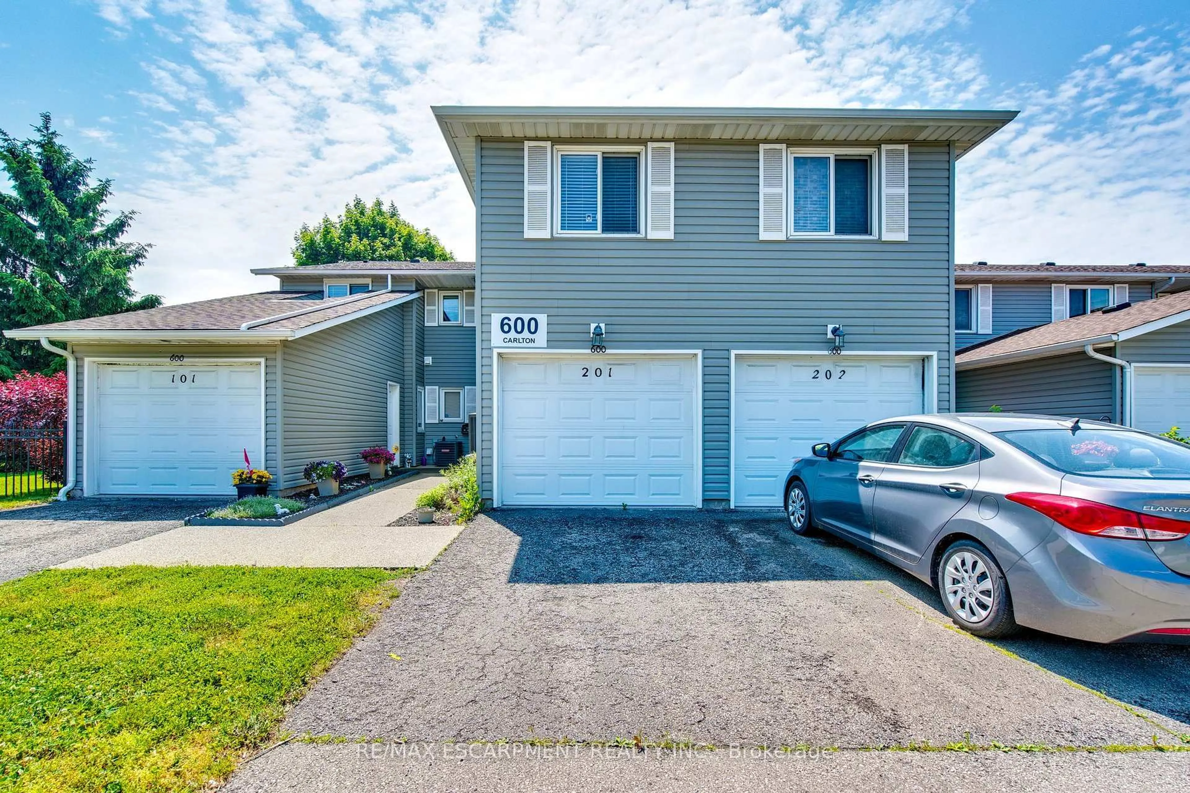 Home with vinyl exterior material, street for 600 Carlton St #201, St. Catharines Ontario L2M 7V9