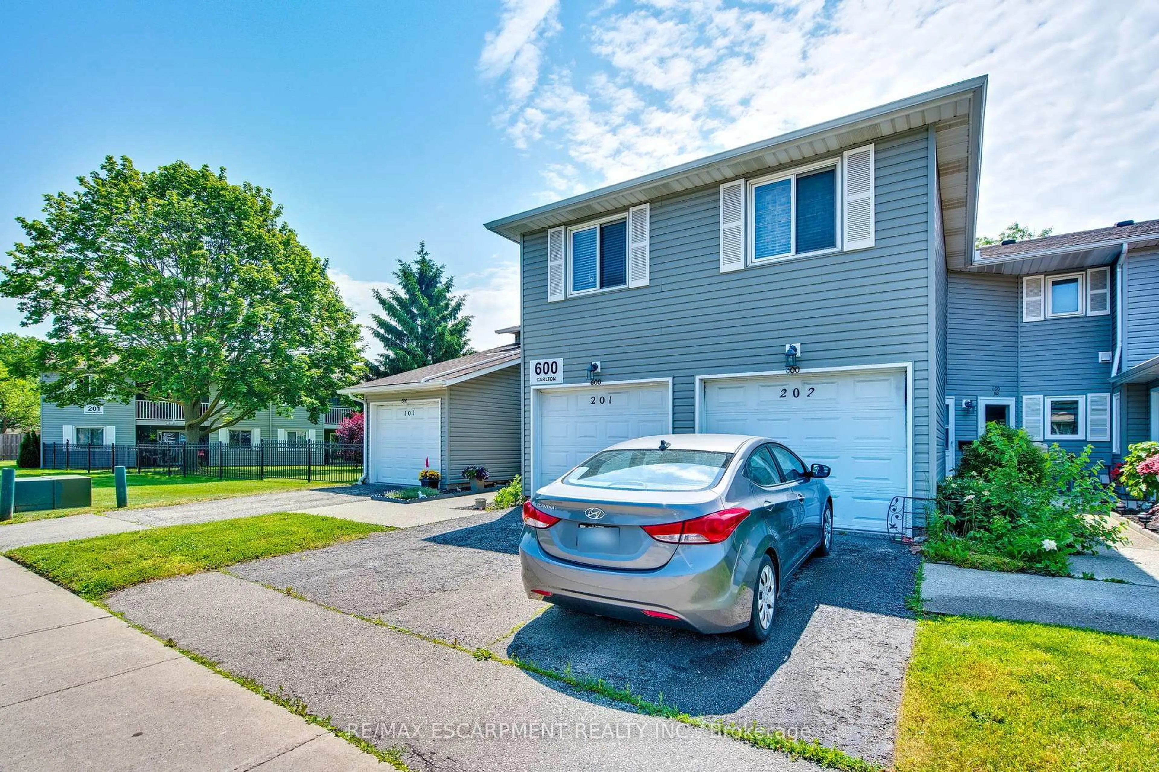 Home with vinyl exterior material, street for 600 Carlton St #201, St. Catharines Ontario L2M 7V9