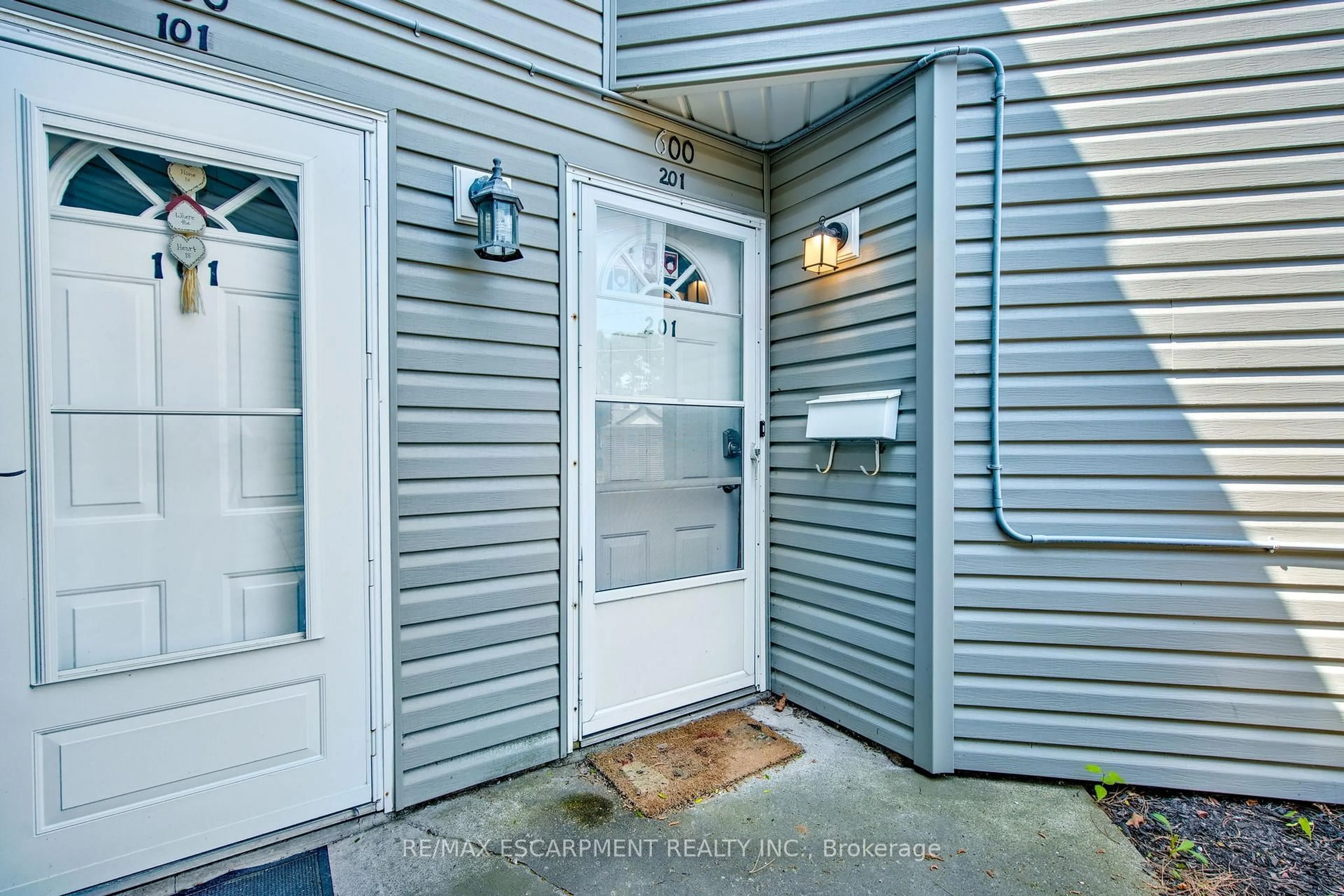 Indoor entryway for 600 Carlton St #201, St. Catharines Ontario L2M 7V9