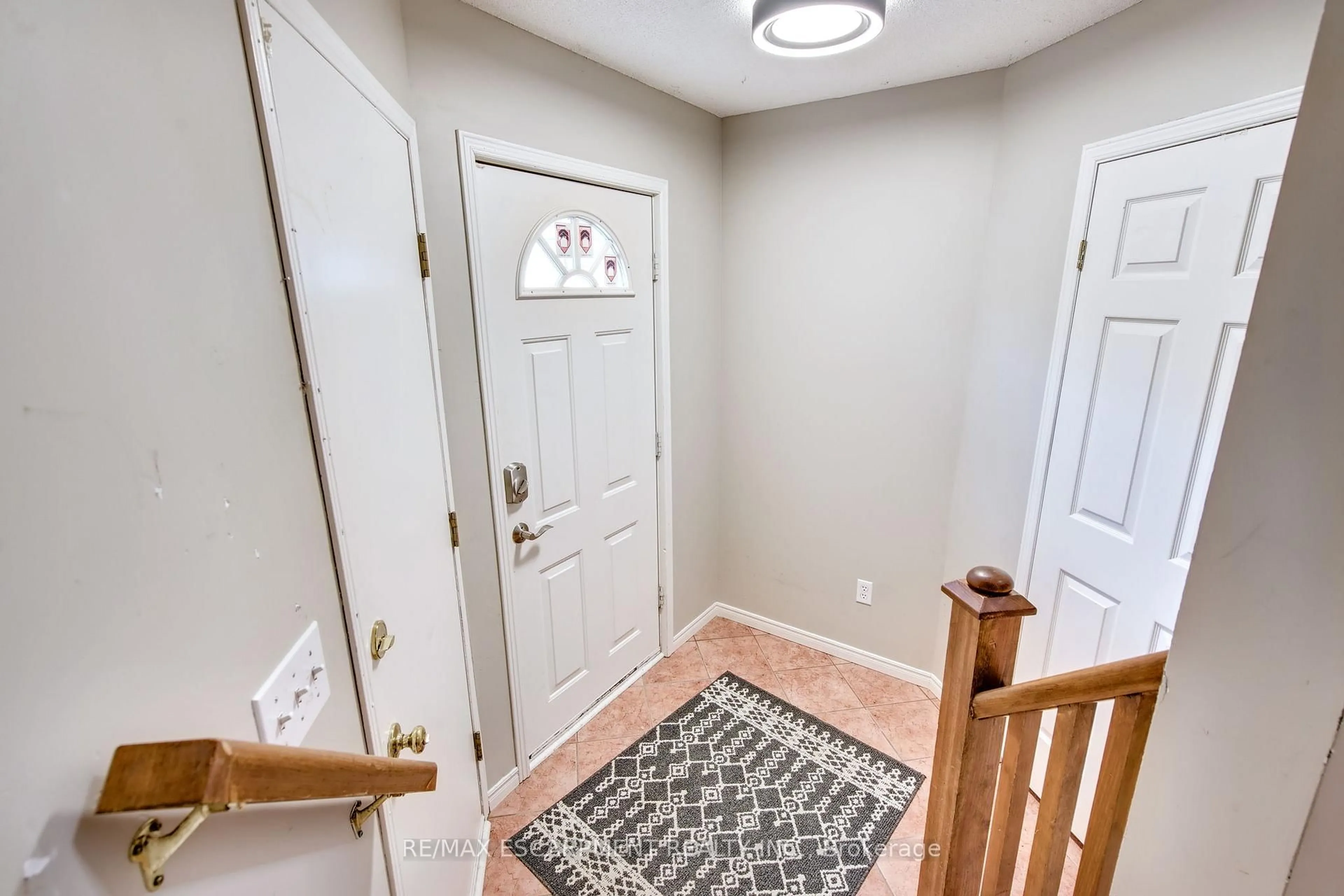 Indoor entryway for 600 Carlton St #201, St. Catharines Ontario L2M 7V9