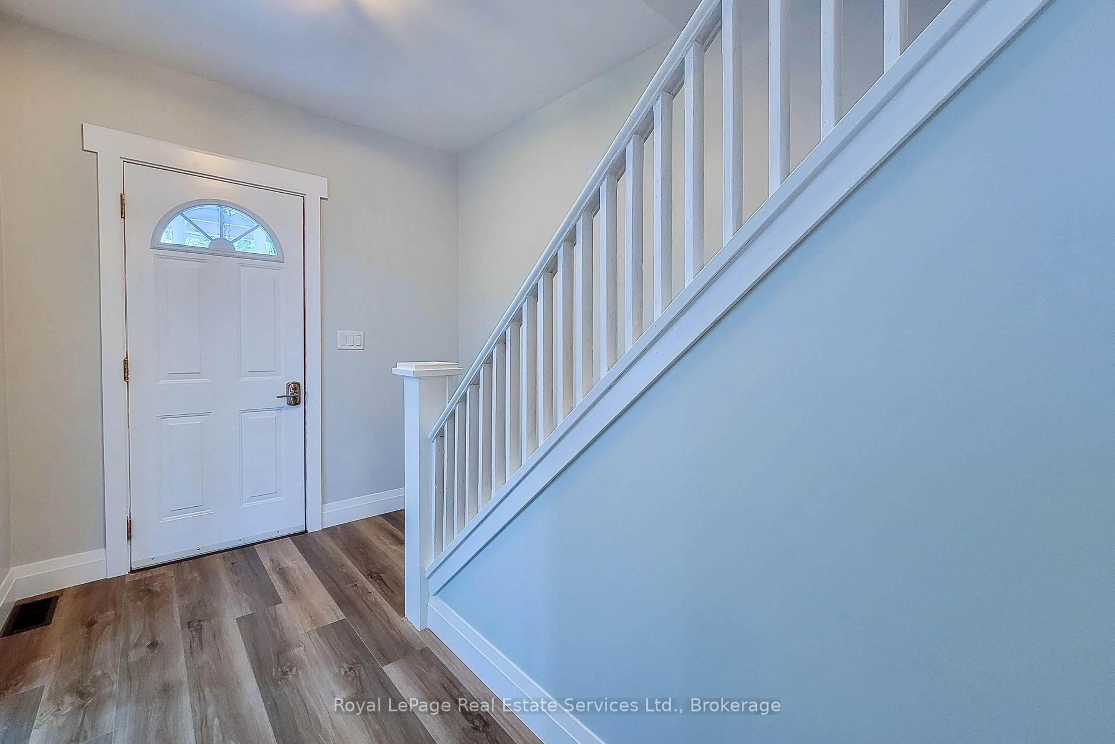 Indoor entryway for 116 Garside Ave, Hamilton Ontario L8H 4W3