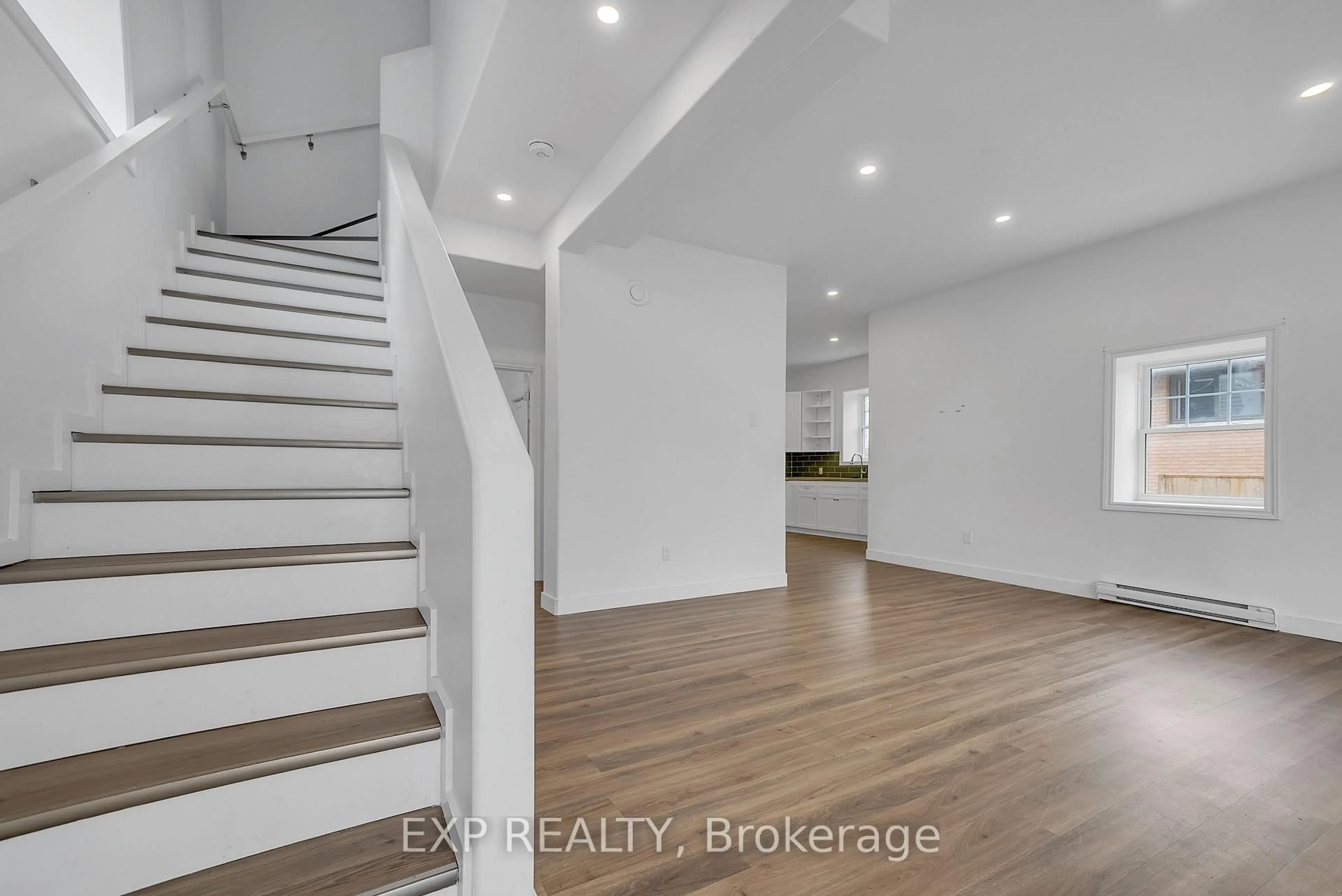 Indoor entryway for 19 Isabel St, Belleville Ontario K8P 3N4