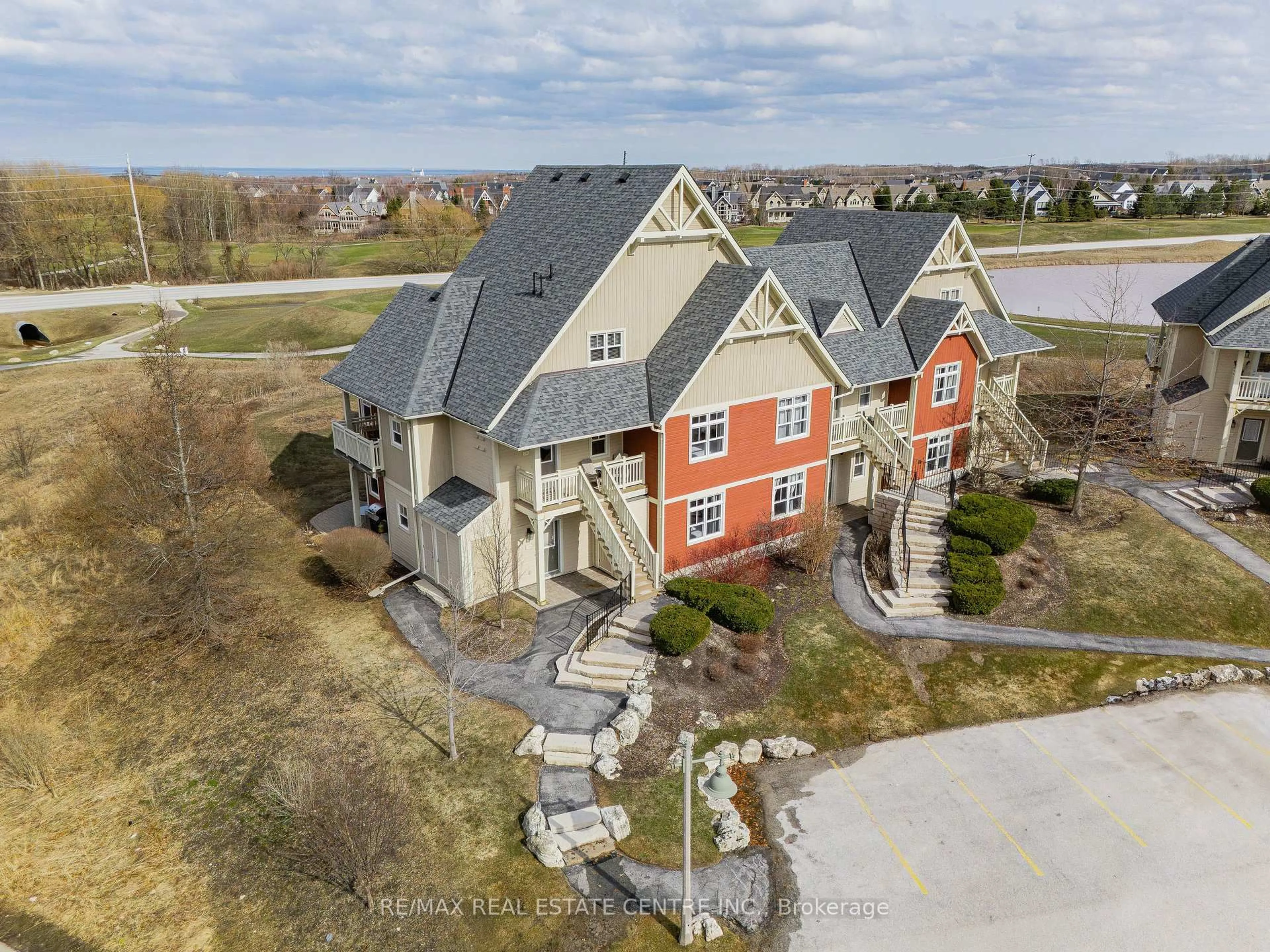 A pic from outside/outdoor area/front of a property/back of a property/a pic from drone, unknown for 125 FAIRWAY Crt #228, Blue Mountains Ontario L9Y 0P8