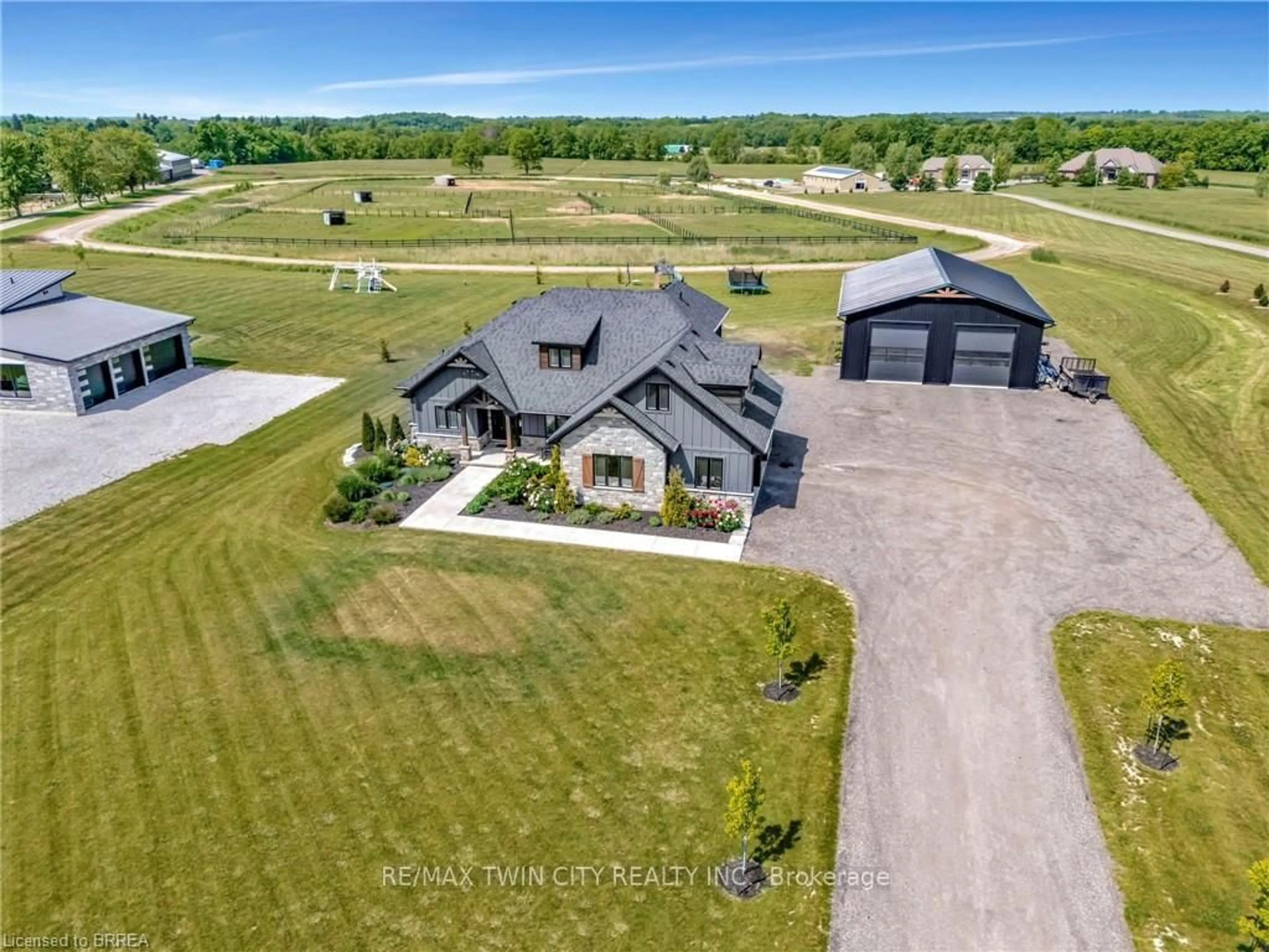 A pic from outside/outdoor area/front of a property/back of a property/a pic from drone, unknown for 61 Hammond Rd, Brantford Ontario N3T 5L4
