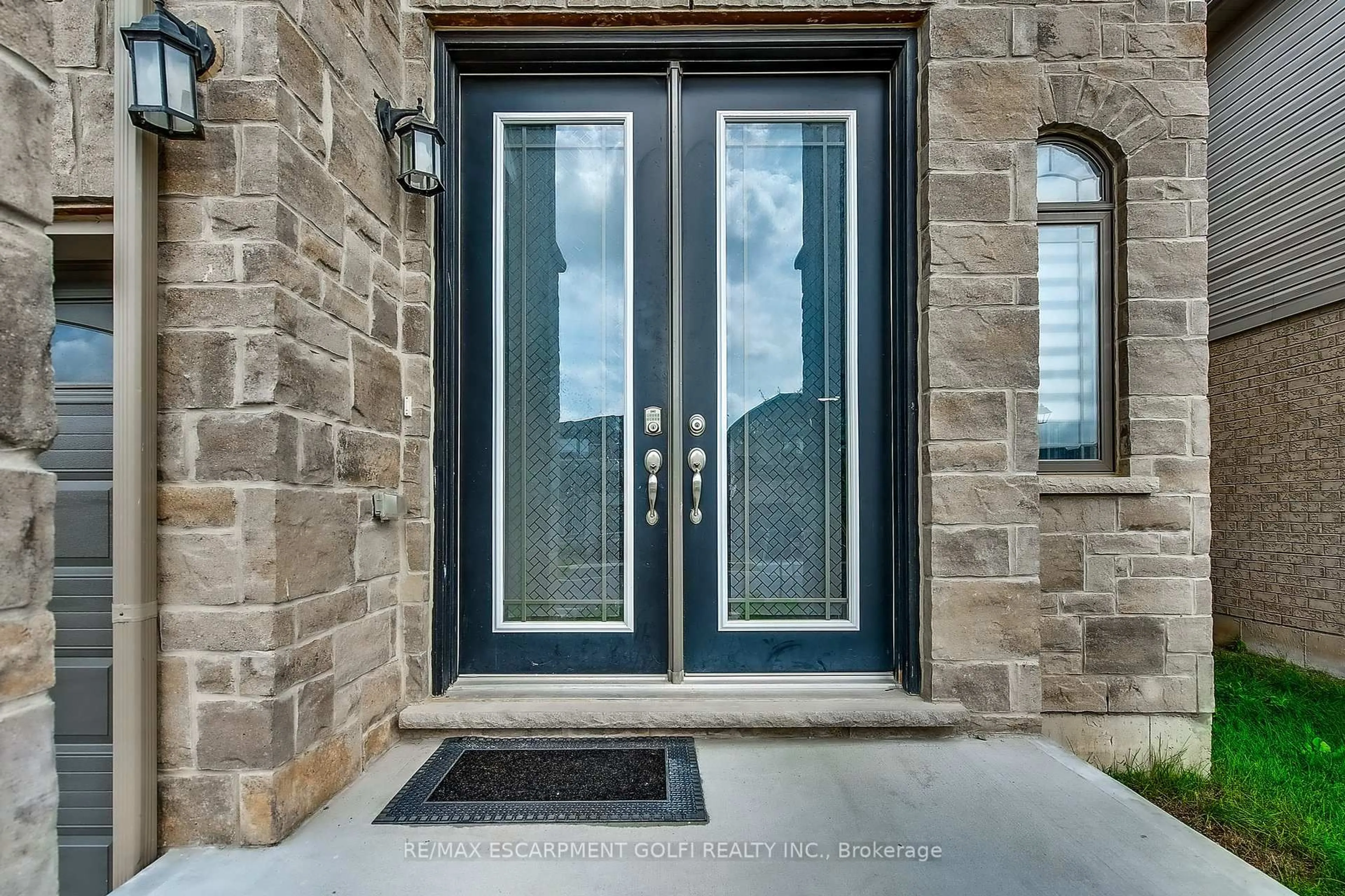 Indoor entryway for 84 COOKE Ave, Brantford Ontario N3T 0S1