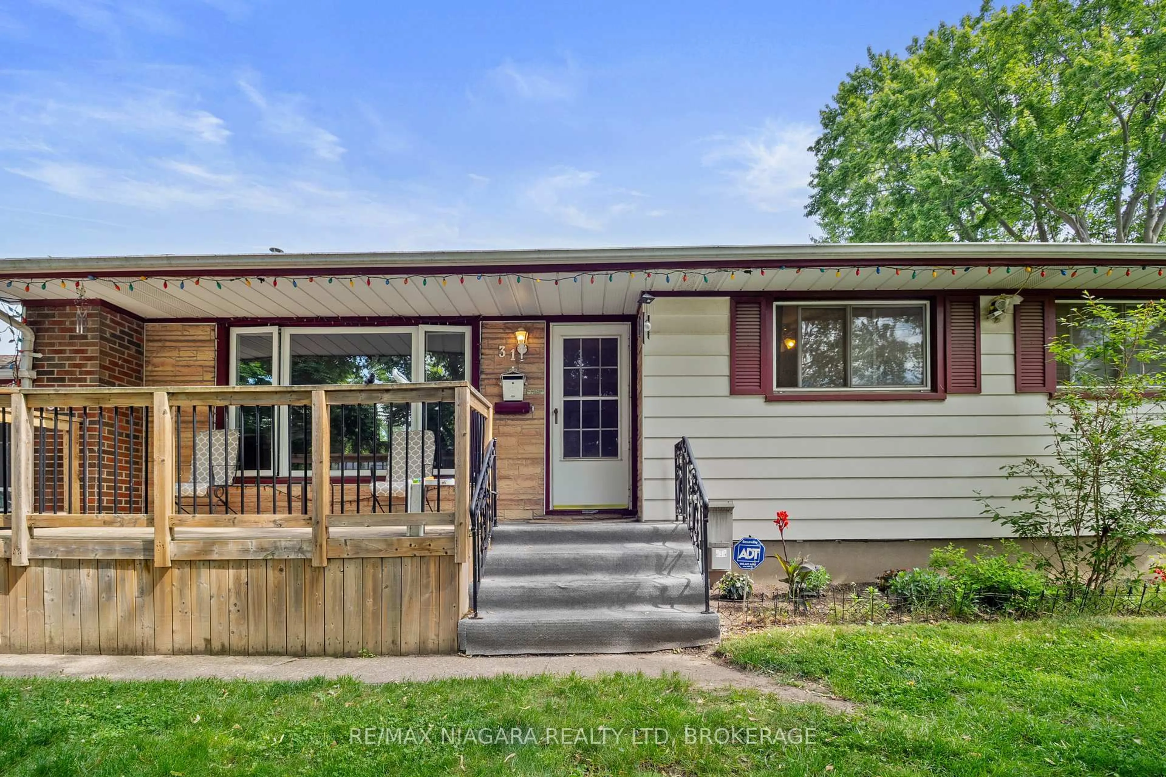 Home with vinyl exterior material, street for 31 Thompson Ave, St. Catharines Ontario L2N 1M8