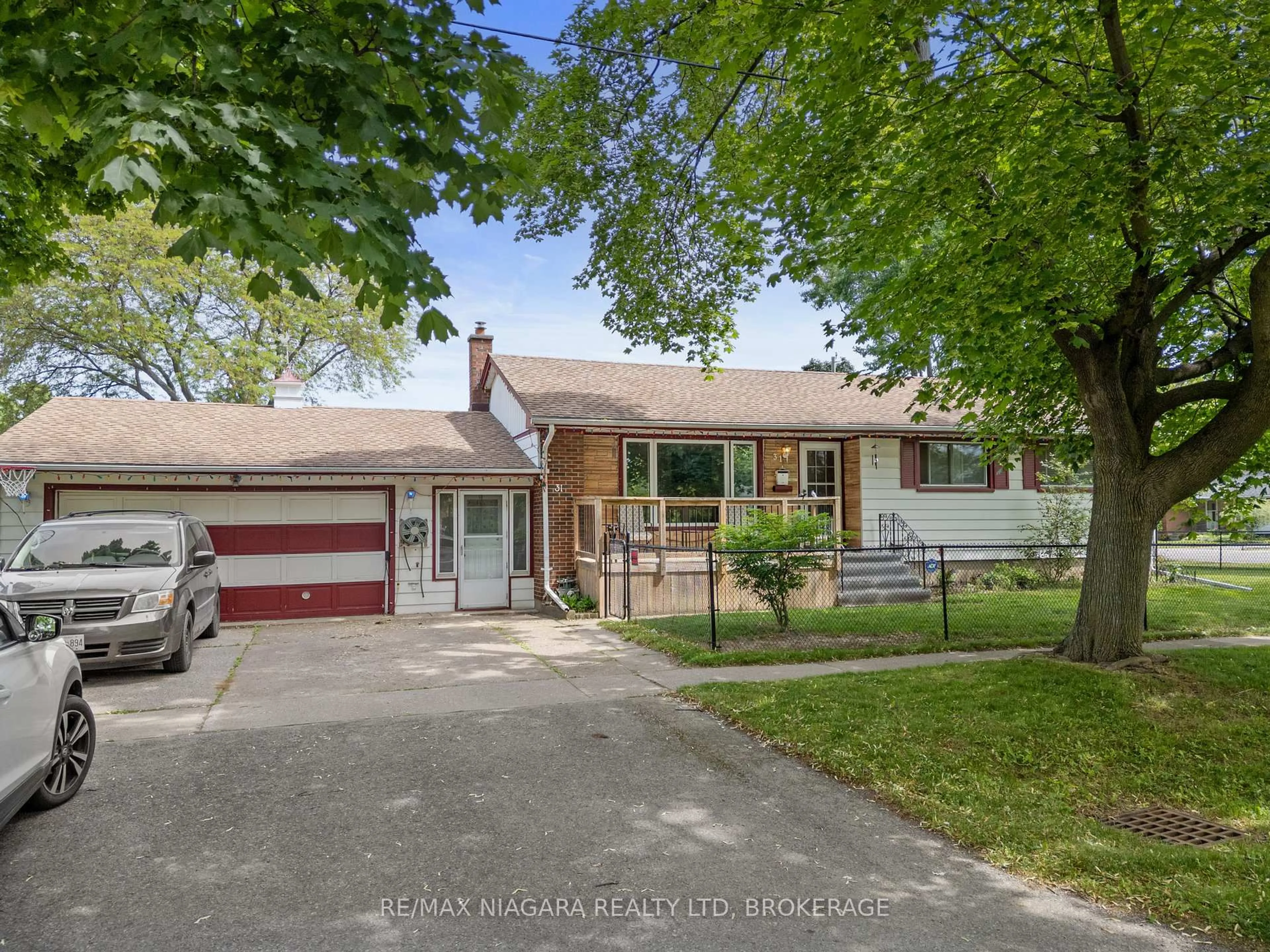 A pic from outside/outdoor area/front of a property/back of a property/a pic from drone, street for 31 Thompson Ave, St. Catharines Ontario L2N 1M8