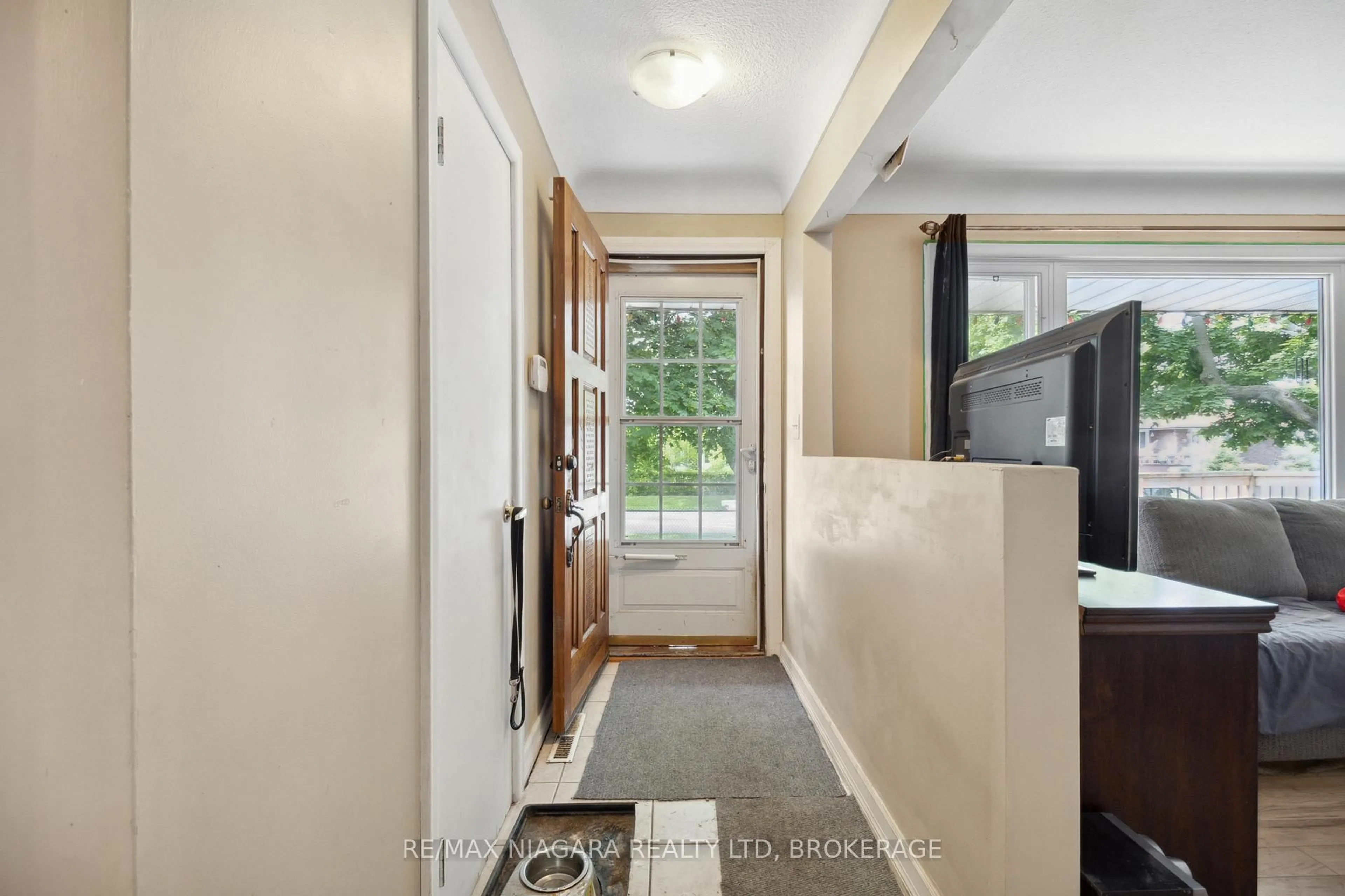 Indoor entryway for 31 Thompson Ave, St. Catharines Ontario L2N 1M8