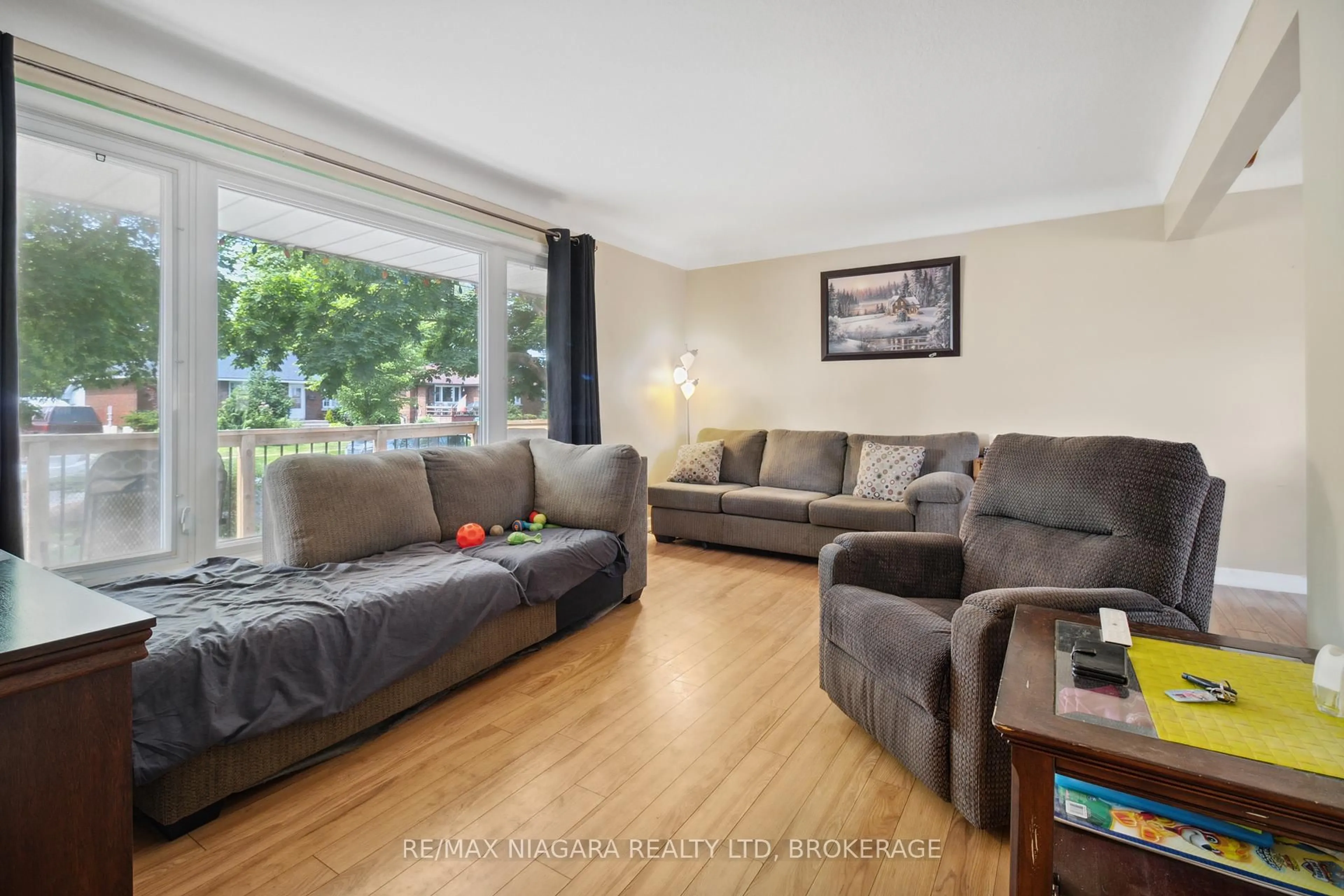 Living room with furniture, wood/laminate floor for 31 Thompson Ave, St. Catharines Ontario L2N 1M8