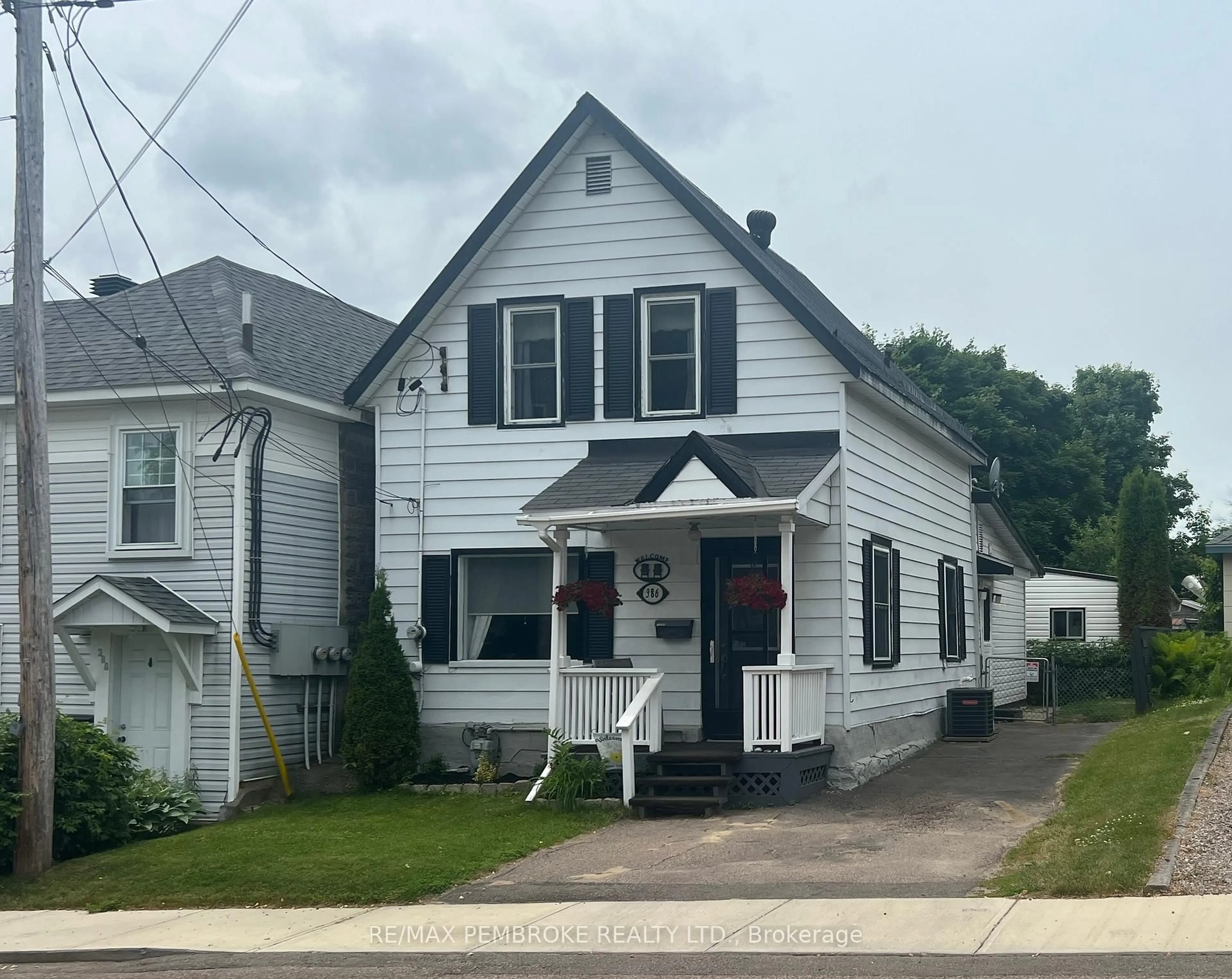 Home with vinyl exterior material, street for 386 Murray St, Pembroke Ontario K8A 4P4