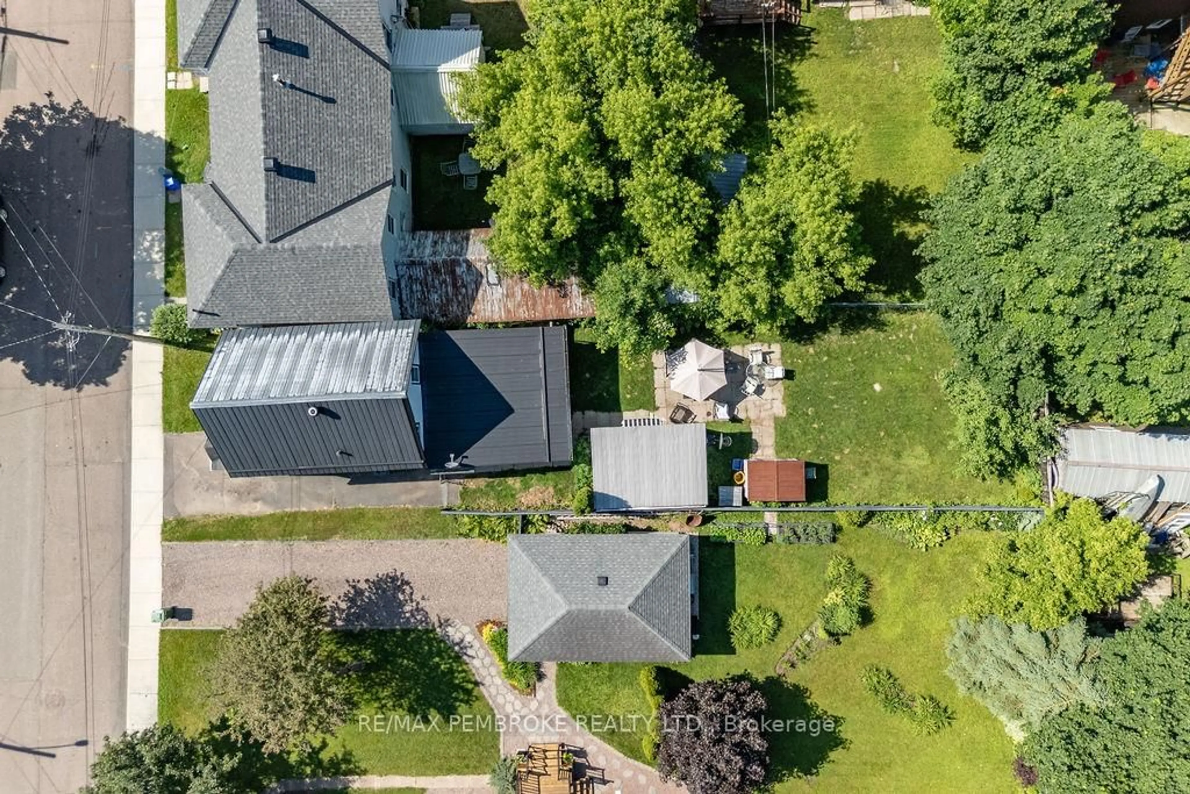 A pic from outside/outdoor area/front of a property/back of a property/a pic from drone, street for 386 Murray St, Pembroke Ontario K8A 4P4