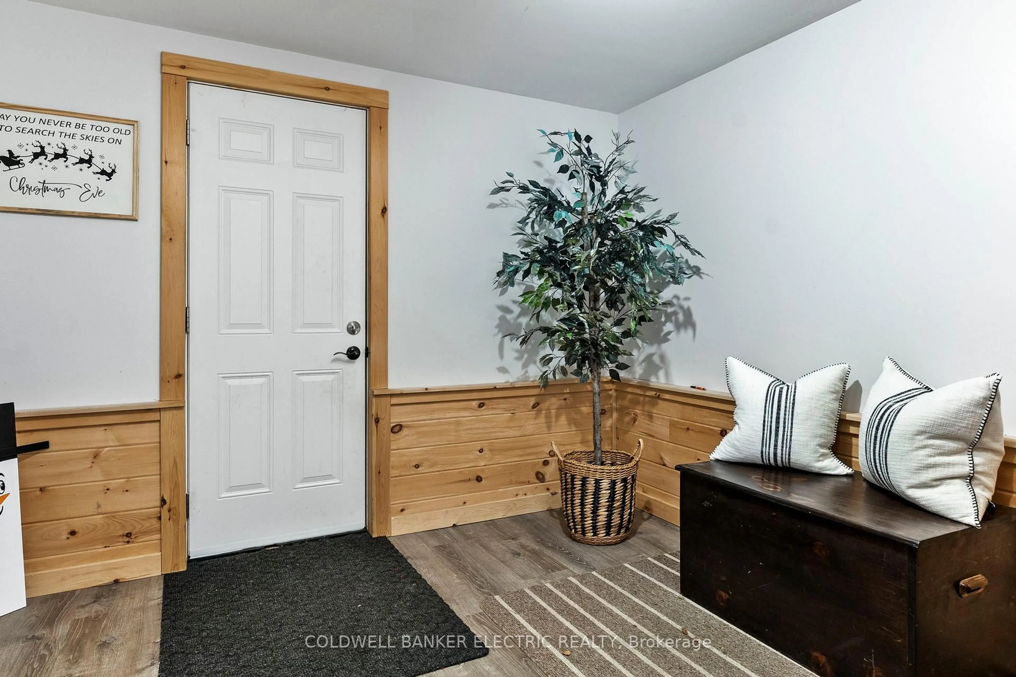 Indoor entryway for 58 River St, North Kawartha Ontario K0L 1A0