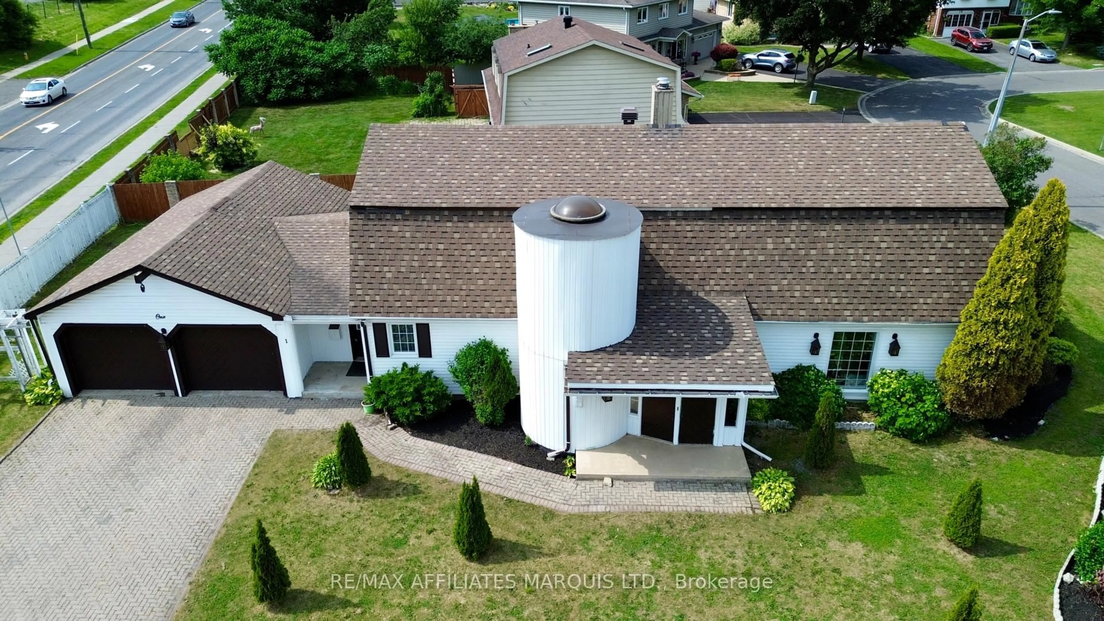 A pic from outside/outdoor area/front of a property/back of a property/a pic from drone, building for 1 Monaco Cres, Cornwall Ontario K6H 5Z1