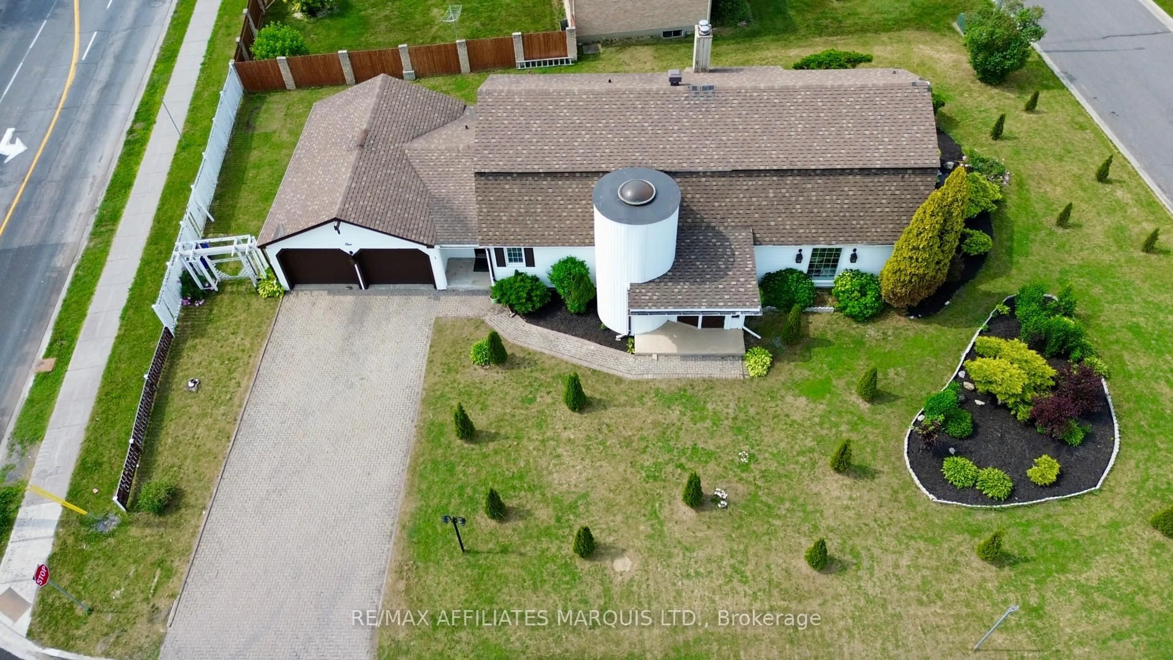 A pic from outside/outdoor area/front of a property/back of a property/a pic from drone, building for 1 Monaco Cres, Cornwall Ontario K6H 5Z1