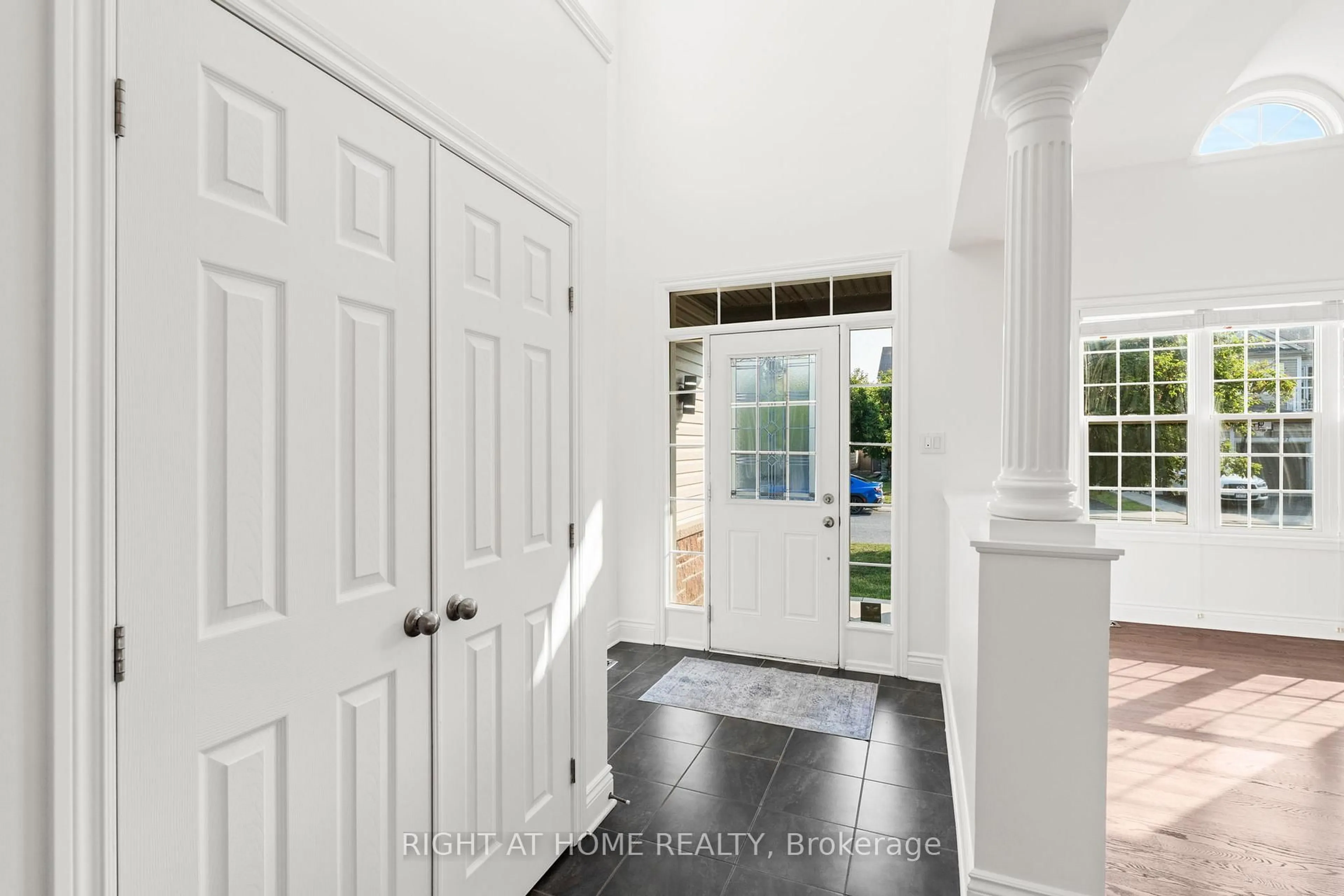 Indoor entryway for 600 Anjana Circ, Ottawa Ontario K2J 0E1