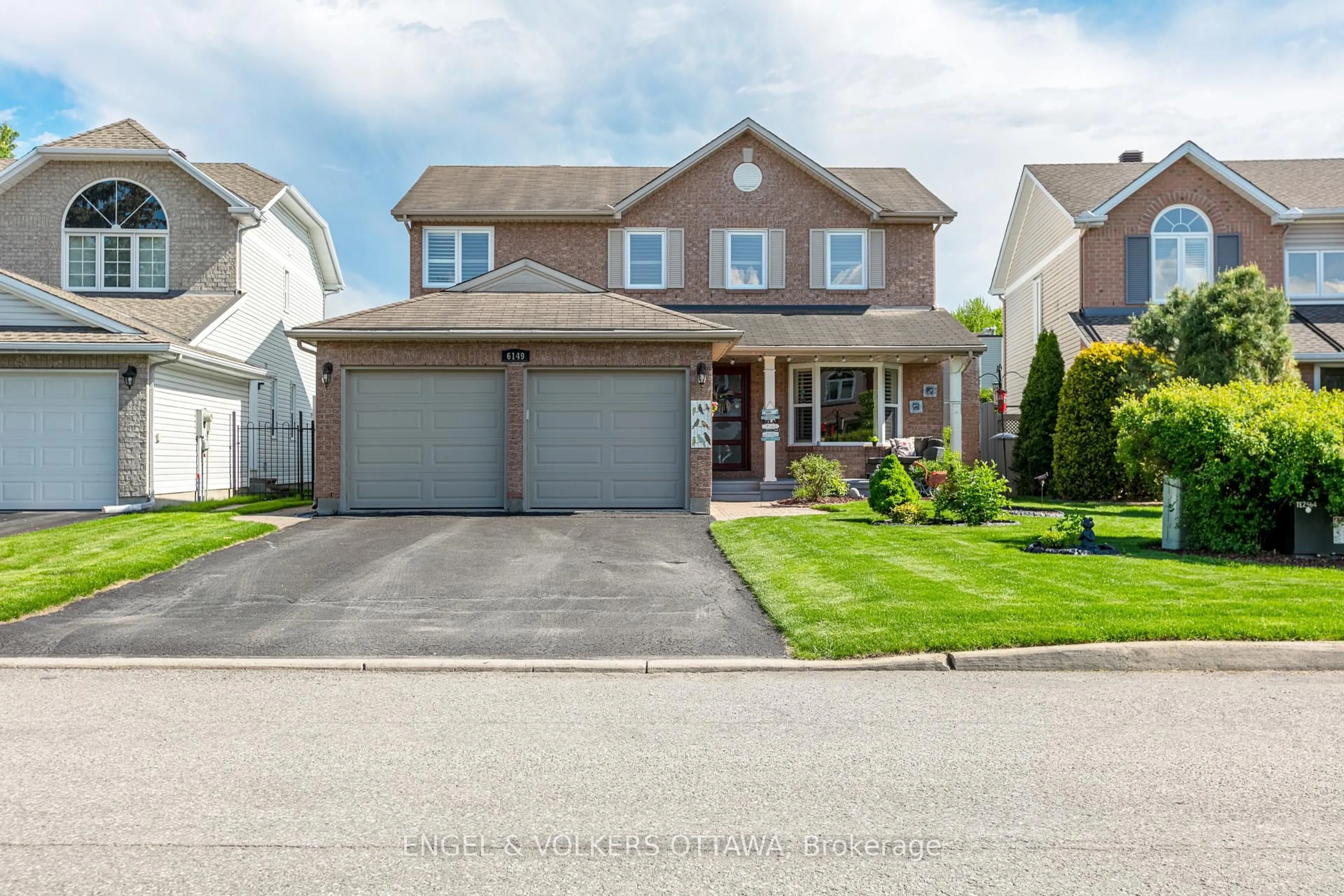 Home with vinyl exterior material, street for 6149 Westwater Cres, Ottawa Ontario K1W 1E1