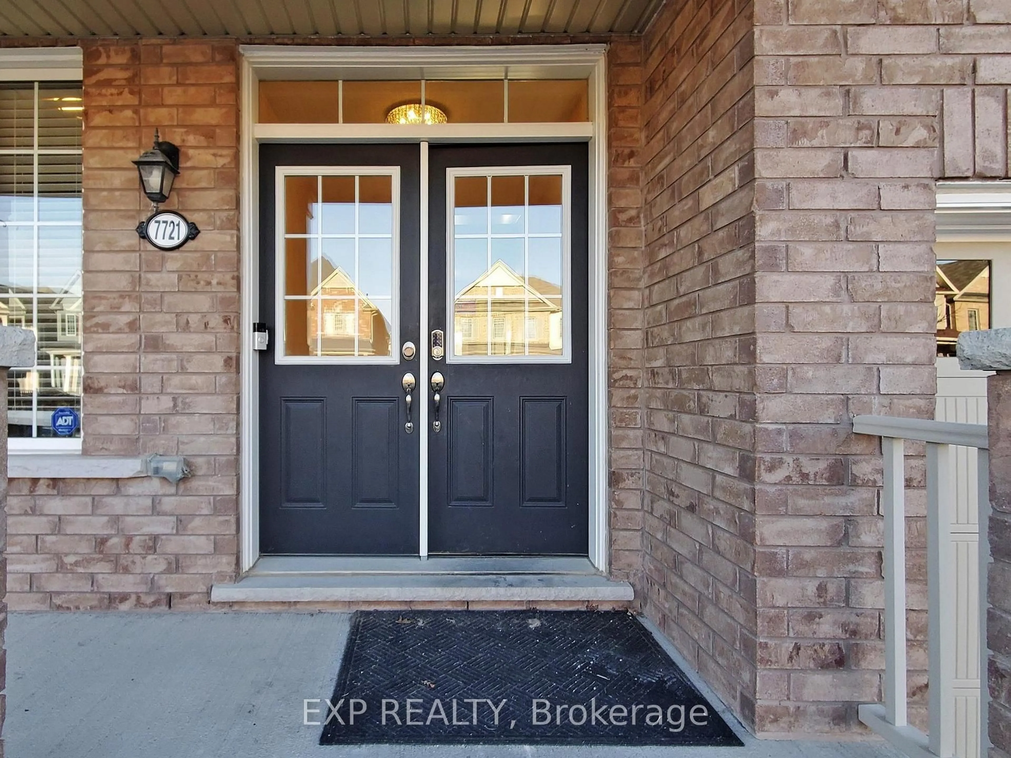 Indoor entryway for 7721 Sassafras Tr, Niagara Falls Ontario L2H 0N5