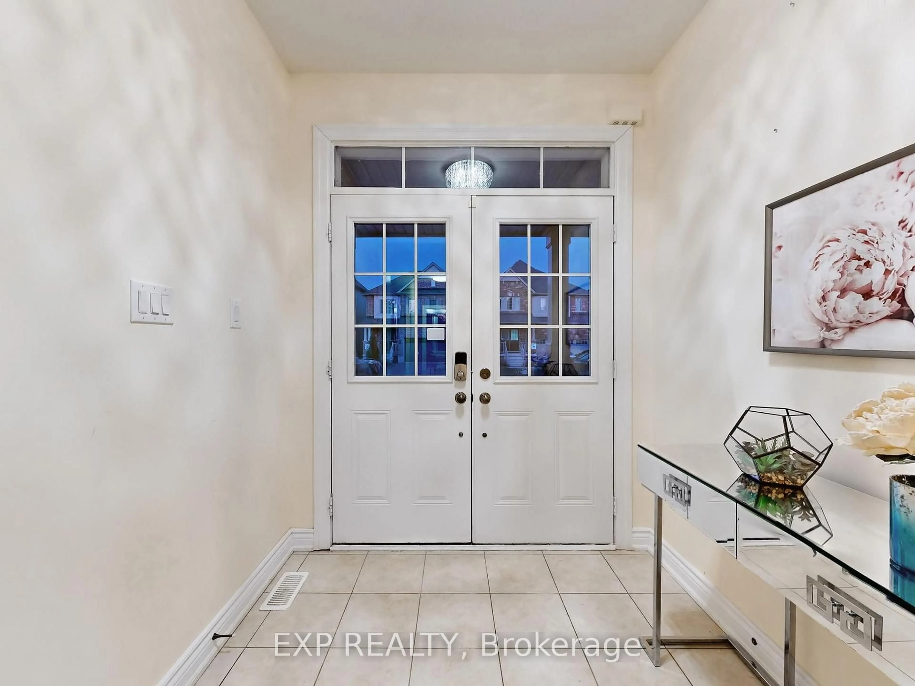 Indoor entryway for 7721 Sassafras Tr, Niagara Falls Ontario L2H 0N5