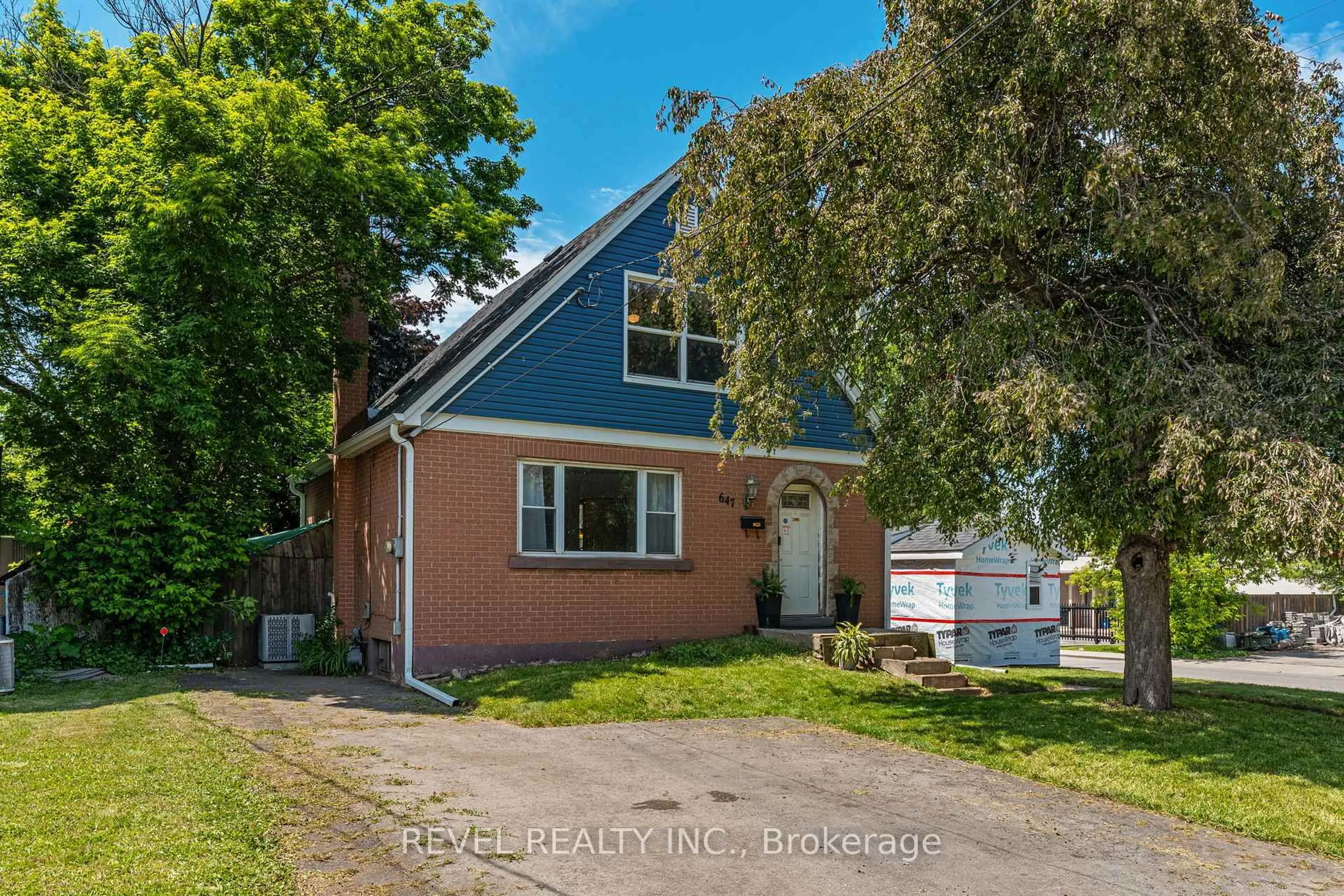 Home with brick exterior material, street for 647 Brighton Ave, Hamilton Ontario L8H 6H1