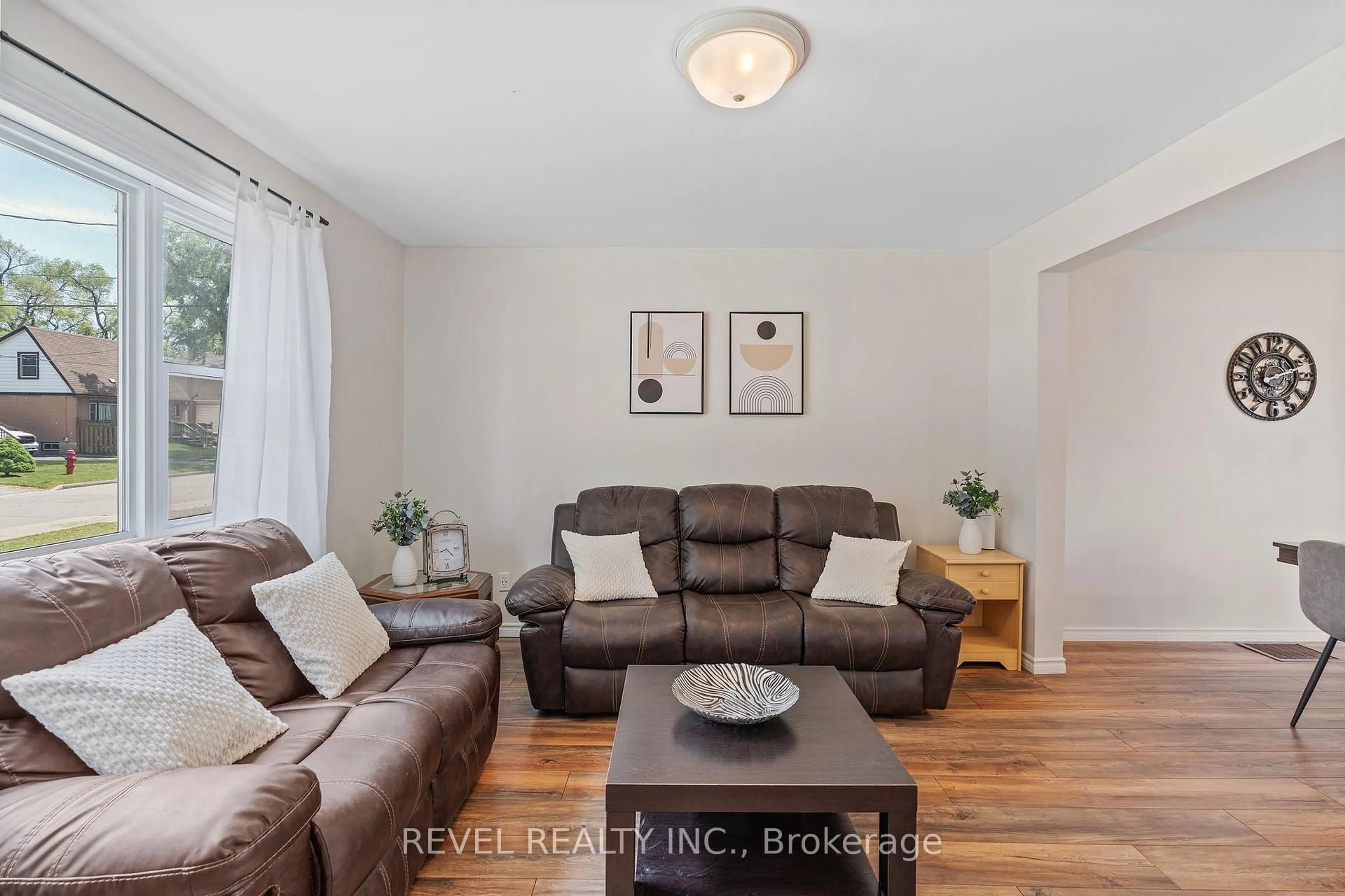 Living room with furniture, wood/laminate floor for 647 Brighton Ave, Hamilton Ontario L8H 6H1