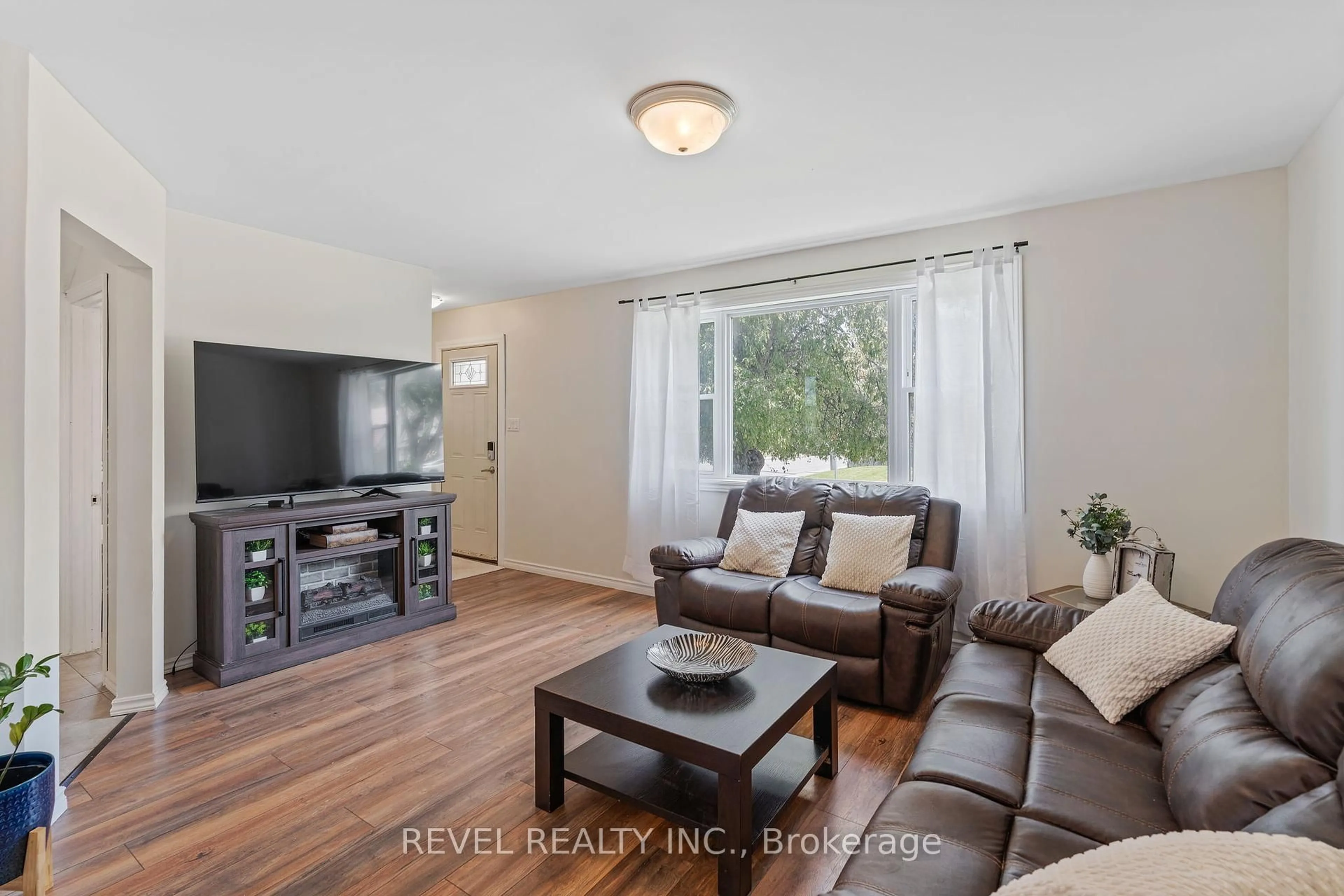 Living room with furniture, wood/laminate floor for 647 Brighton Ave, Hamilton Ontario L8H 6H1