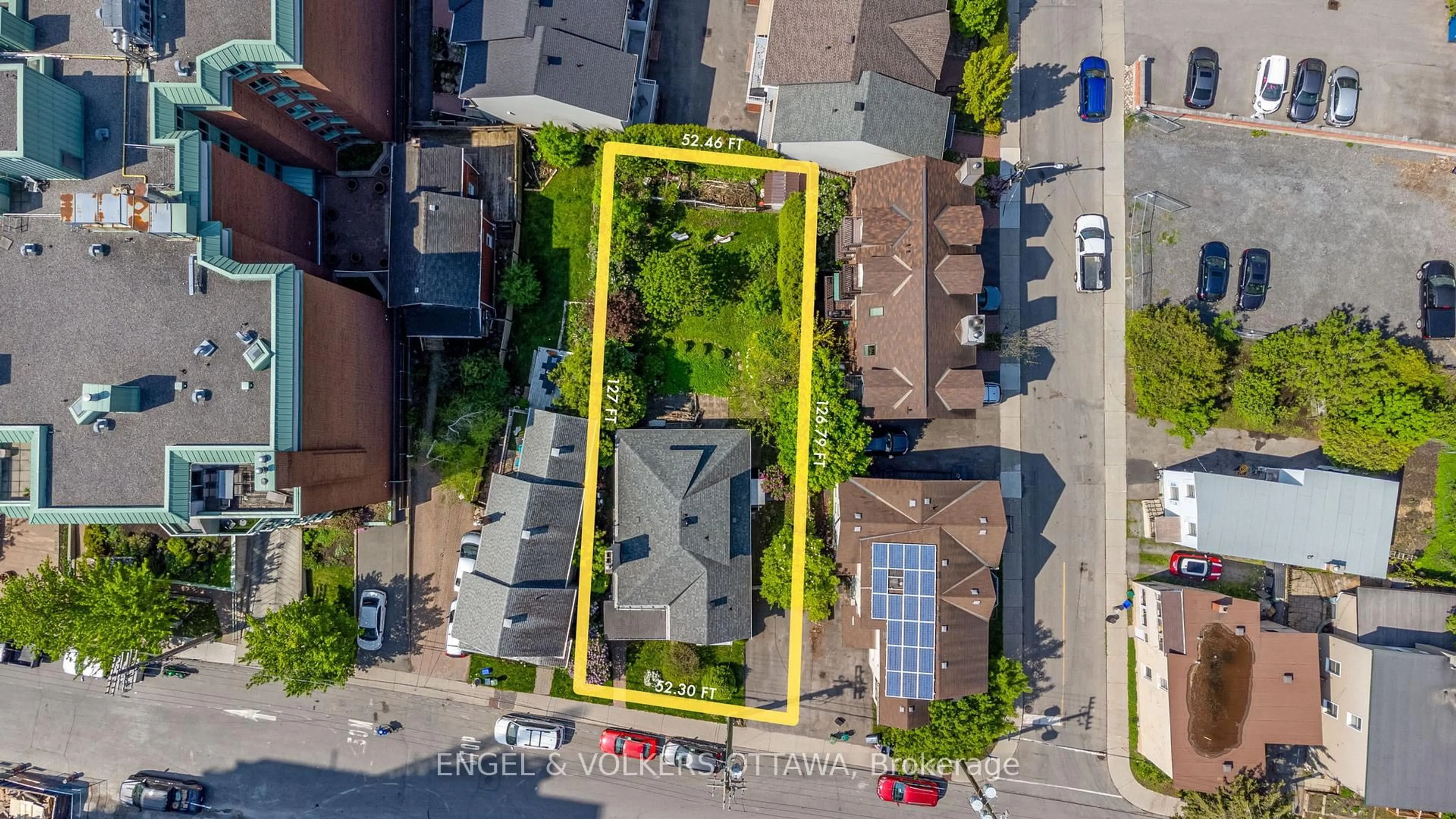 A pic from outside/outdoor area/front of a property/back of a property/a pic from drone, street for 522 CAMBRIDGE St, Ottawa Ontario K1S 4J3