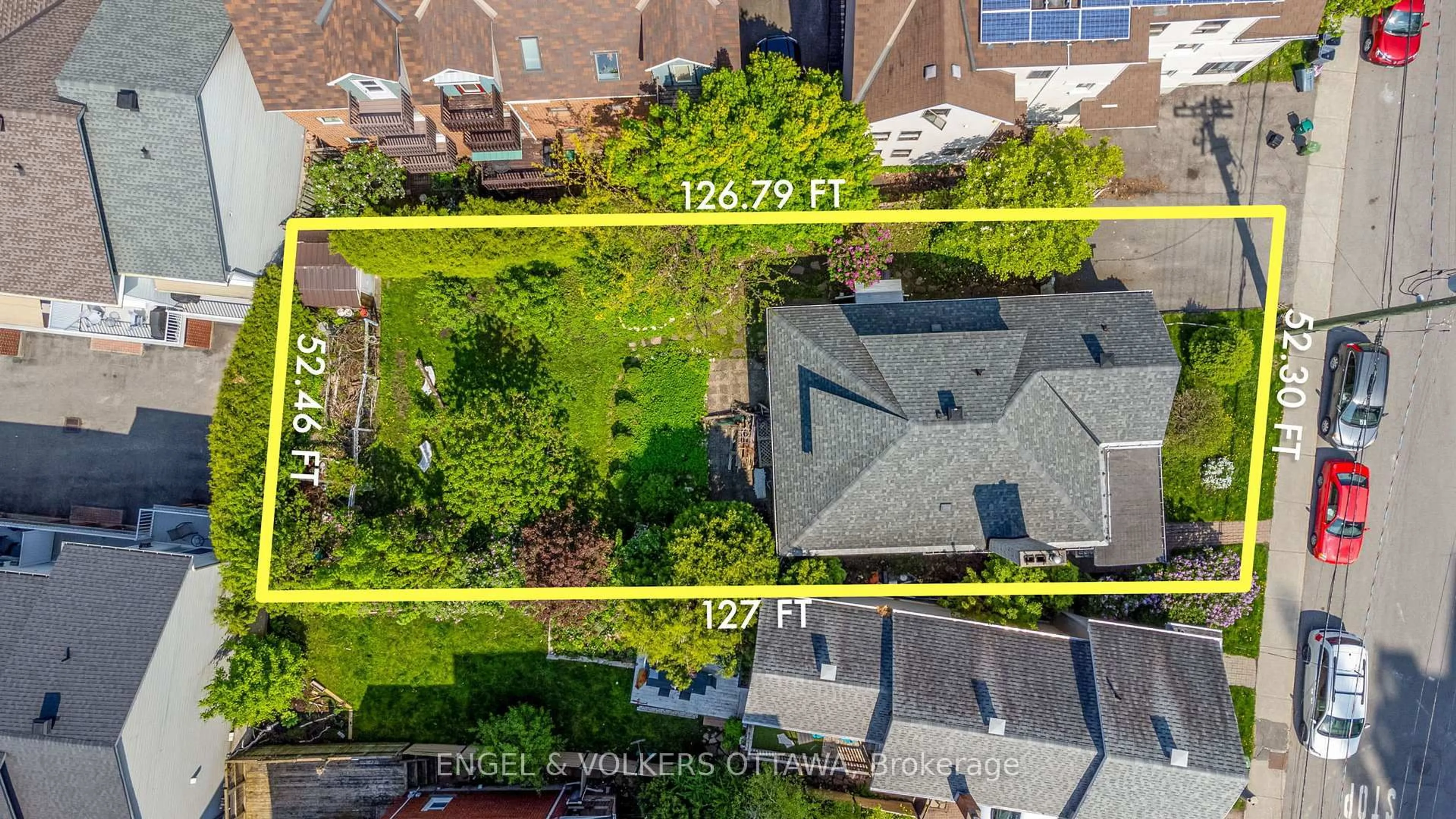 A pic from outside/outdoor area/front of a property/back of a property/a pic from drone, street for 522 CAMBRIDGE St, Ottawa Ontario K1S 4J3
