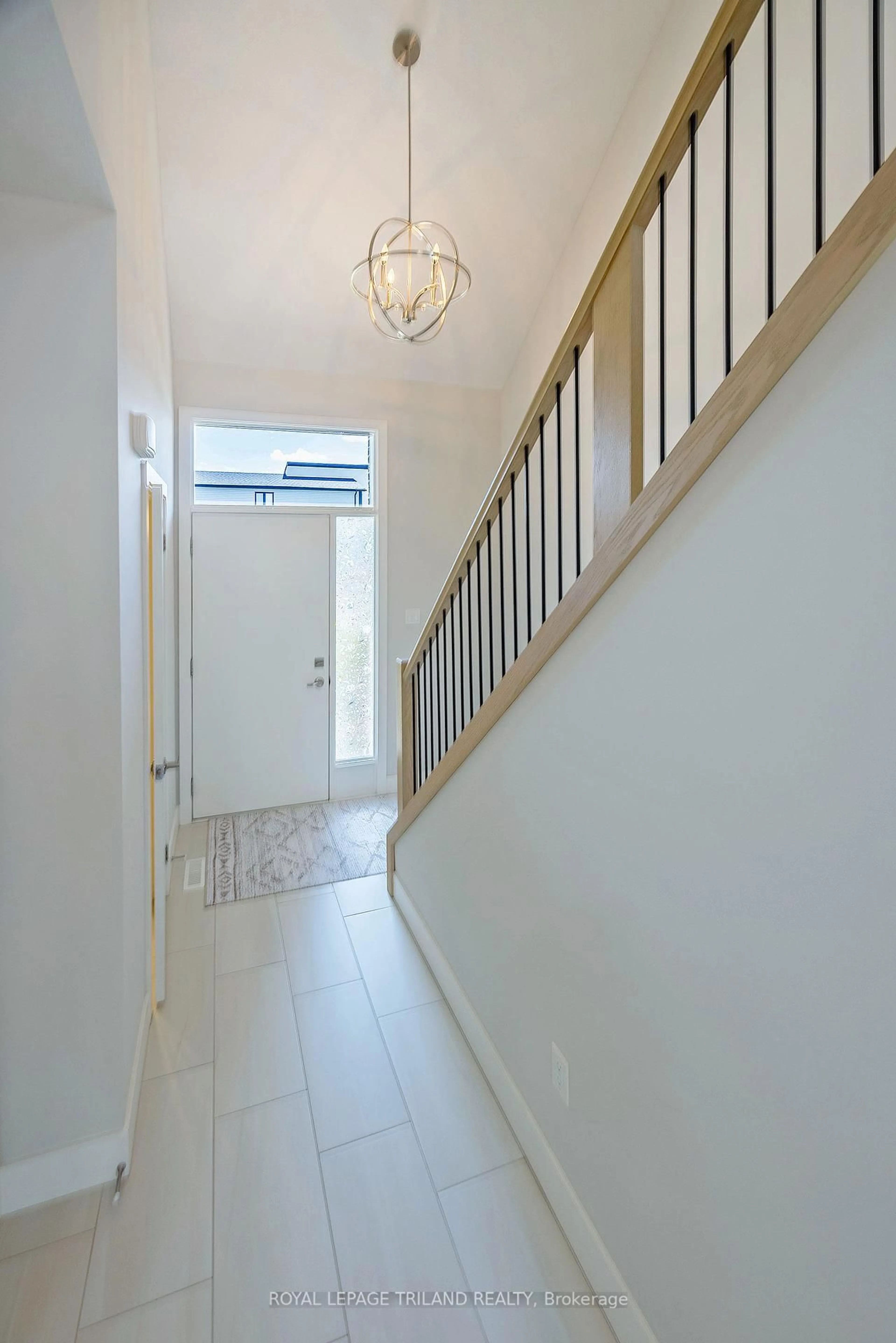 Indoor entryway for 2467 Irish Moss Rd, London South Ontario N6M 0A2