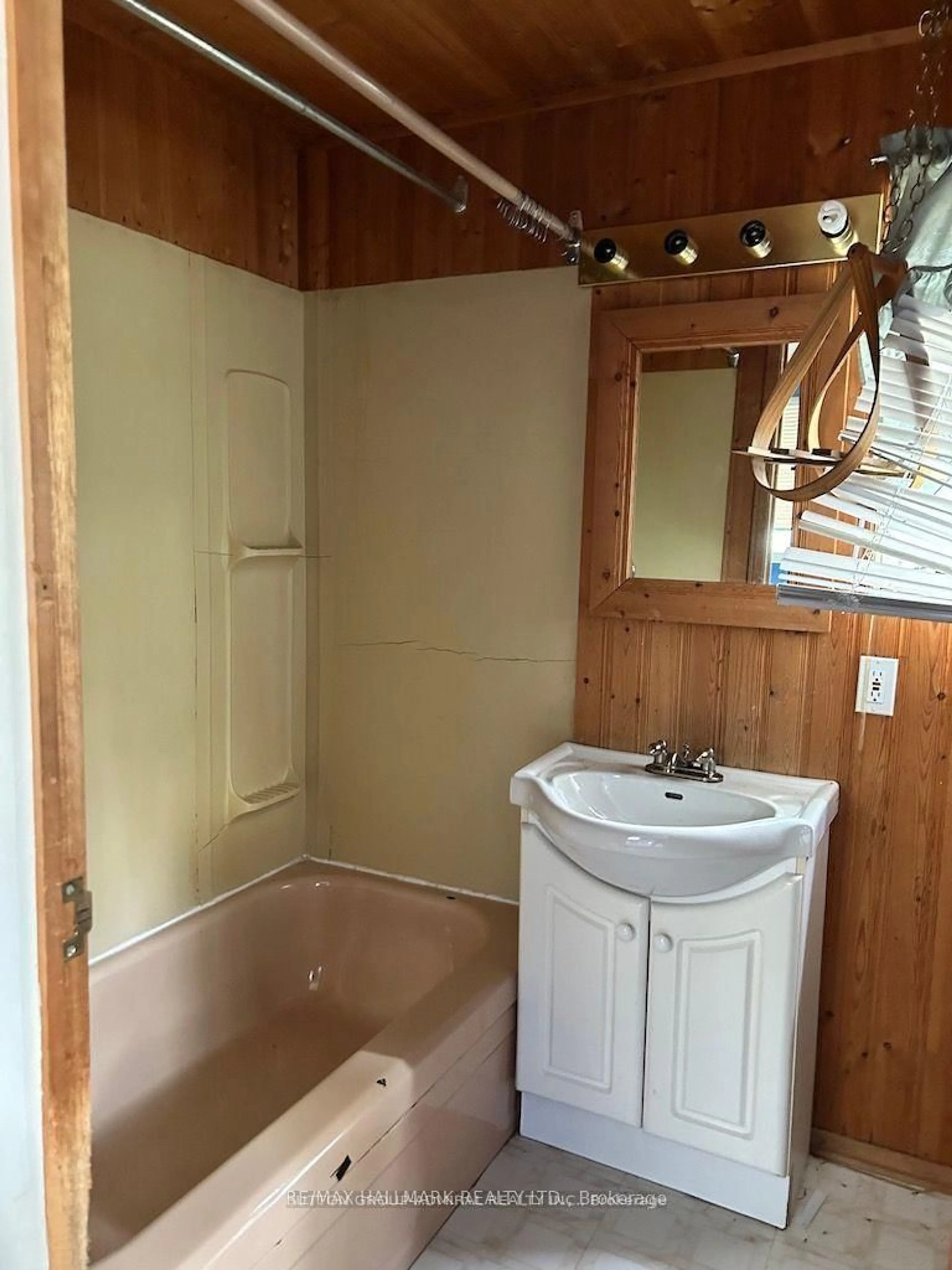 Standard bathroom, unknown for 190 Fruitland Rd, Hamilton Ontario L8E 5J7