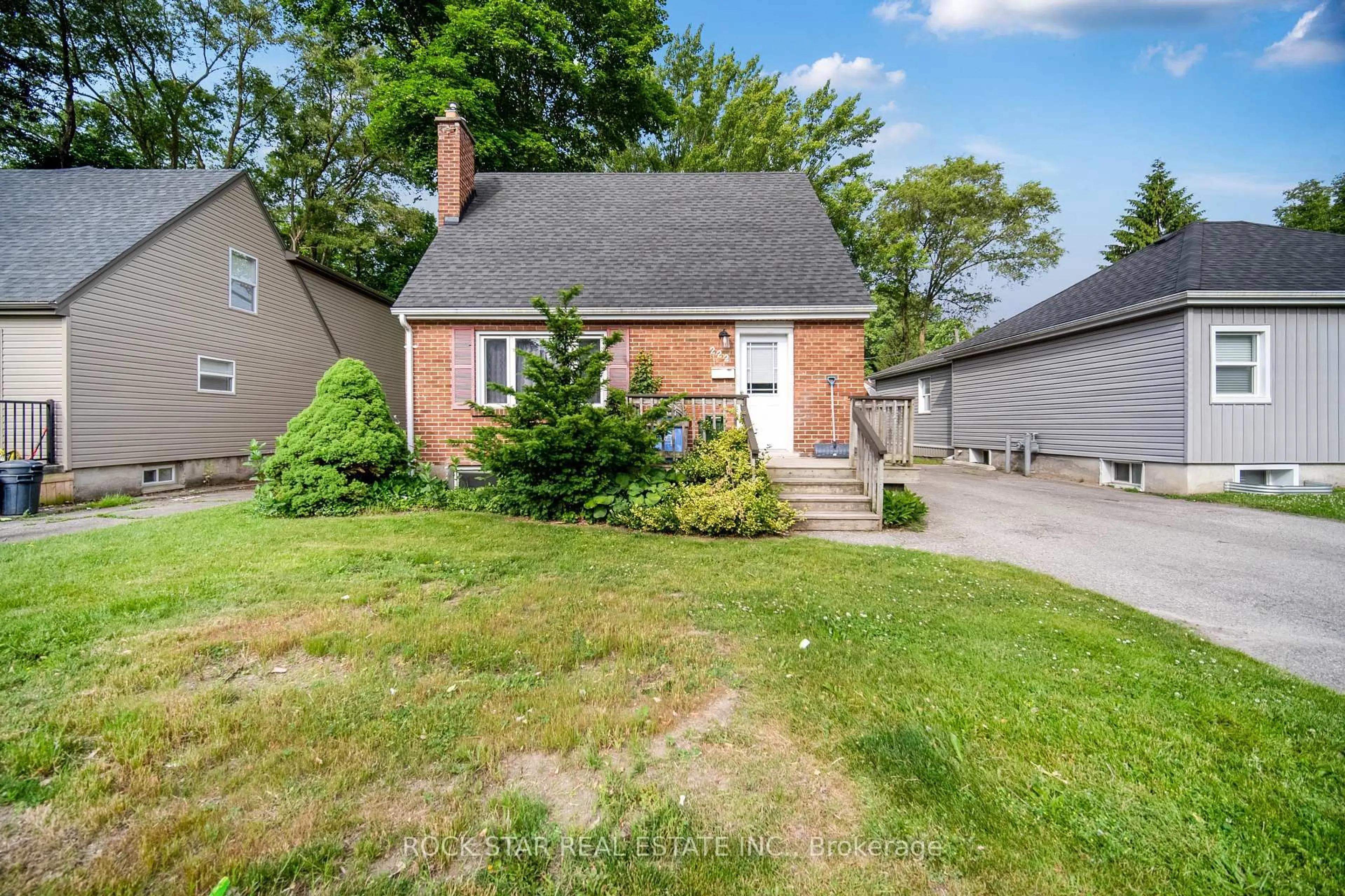 A pic from outside/outdoor area/front of a property/back of a property/a pic from drone, street for 222 RATHNALLY St, London North Ontario N6H 2E3