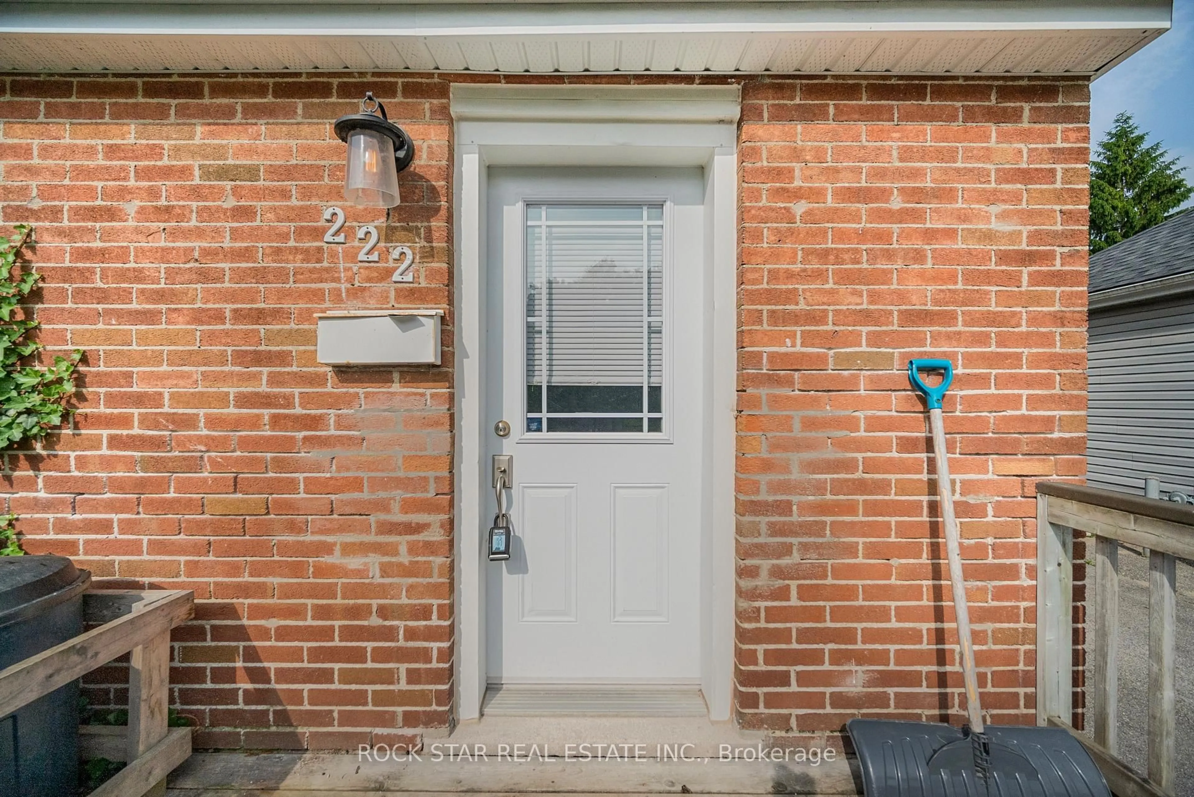 Indoor entryway for 222 RATHNALLY St, London North Ontario N6H 2E3