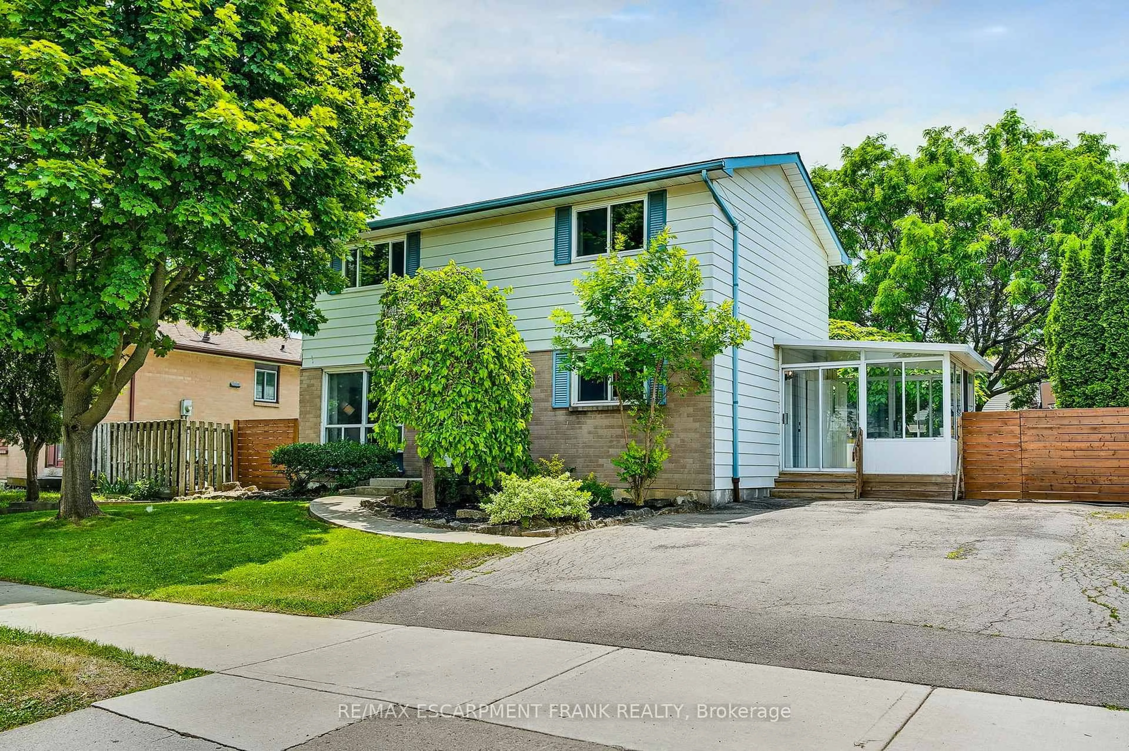 Home with vinyl exterior material, street for 54 John Murray St, Hamilton Ontario L8J 1C8