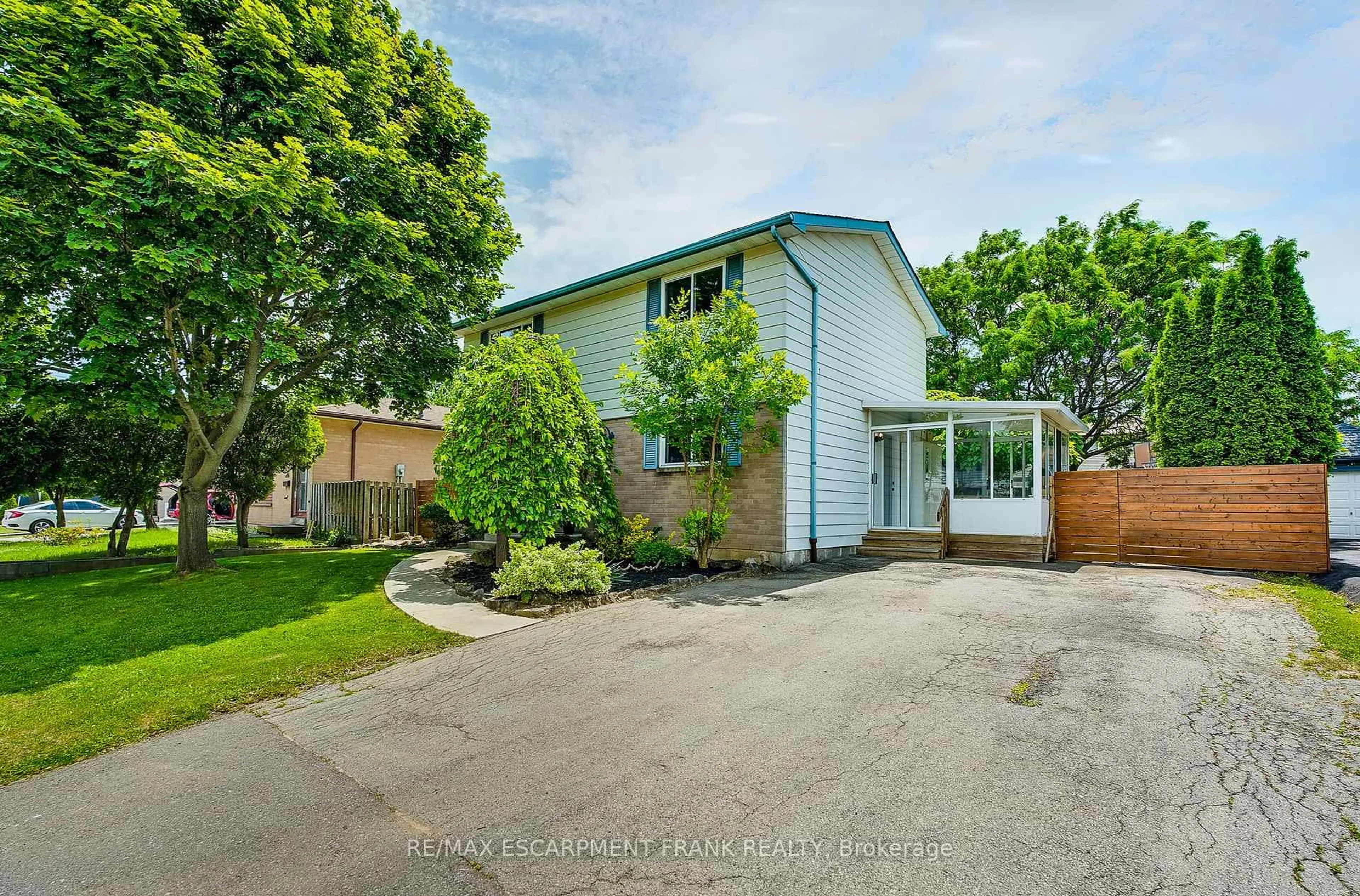 A pic from outside/outdoor area/front of a property/back of a property/a pic from drone, street for 54 John Murray St, Hamilton Ontario L8J 1C8