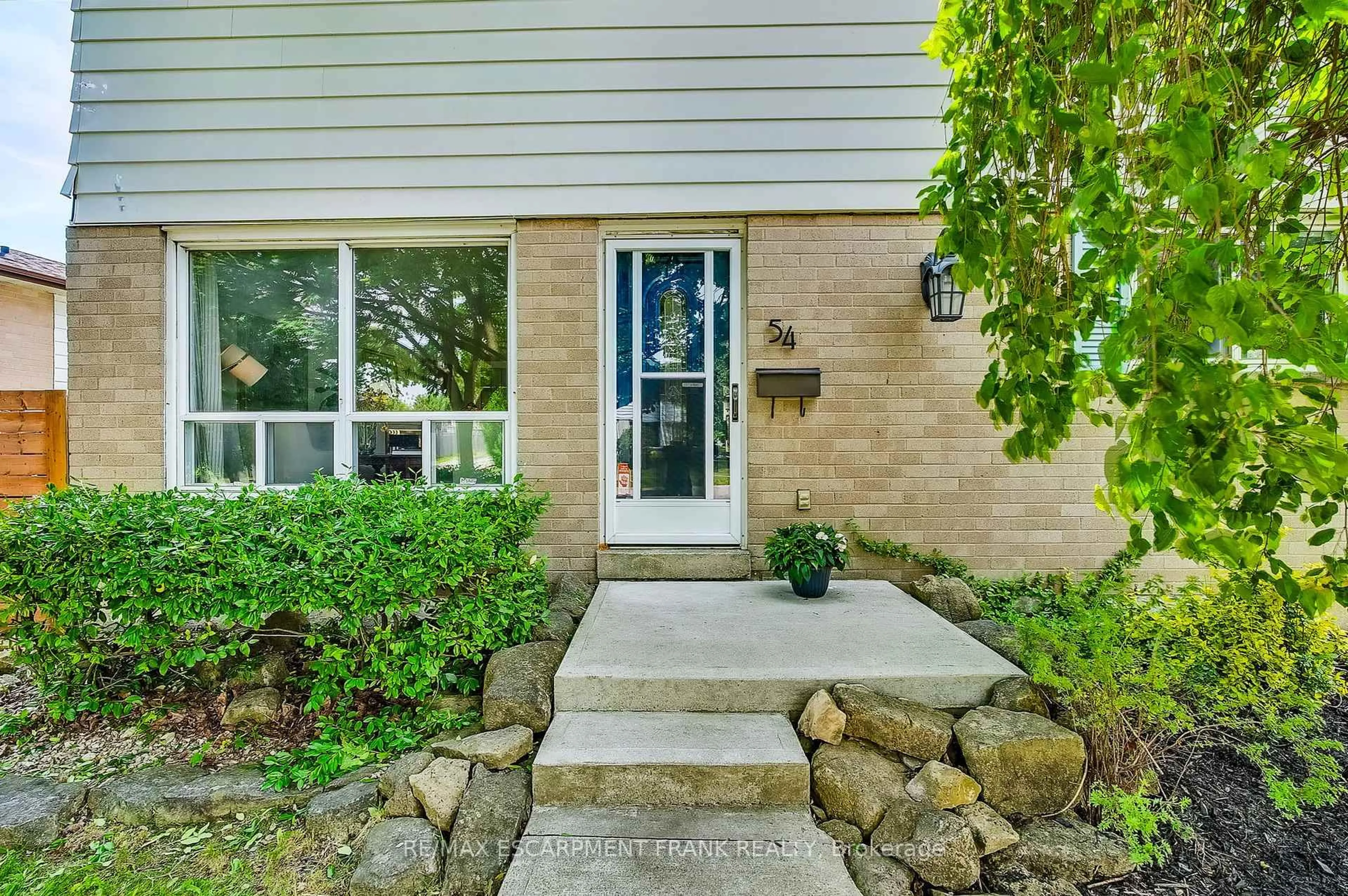 Indoor entryway for 54 John Murray St, Hamilton Ontario L8J 1C8