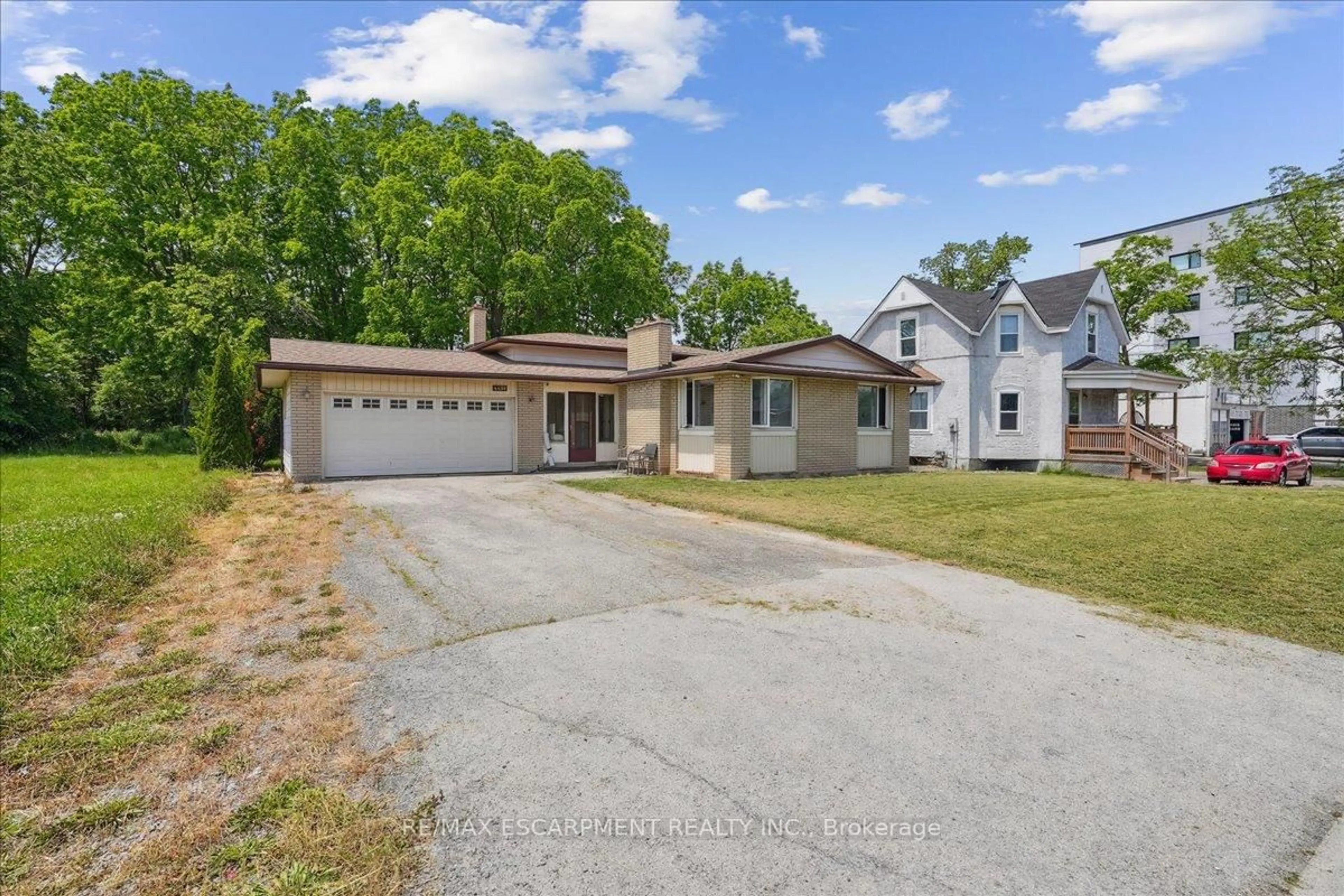 A pic from outside/outdoor area/front of a property/back of a property/a pic from drone, street for 4498 Ontario St, Lincoln Ontario L0R 1B5