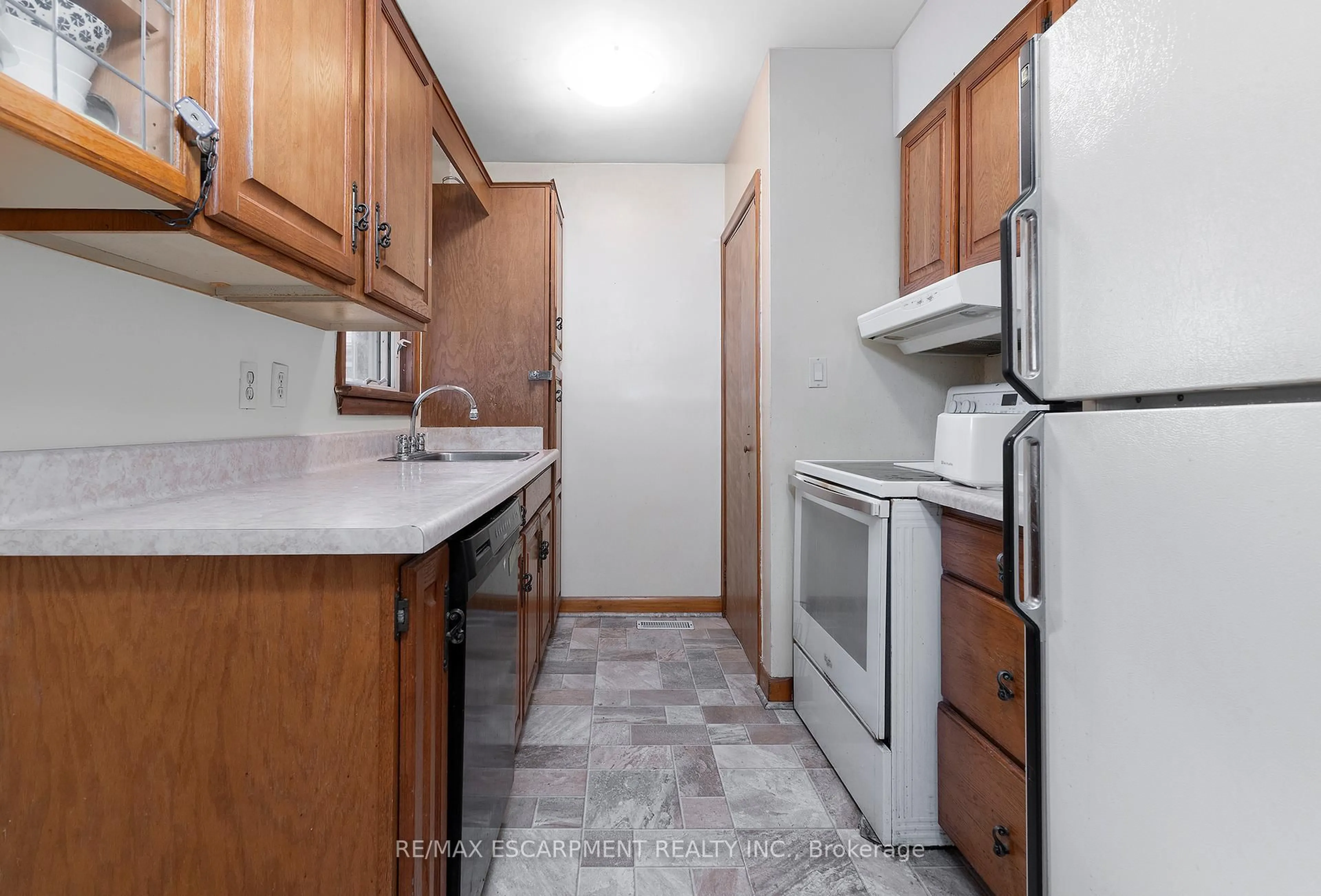 Standard kitchen, unknown for 125 West 28th St, Hamilton Ontario L9C 5B1