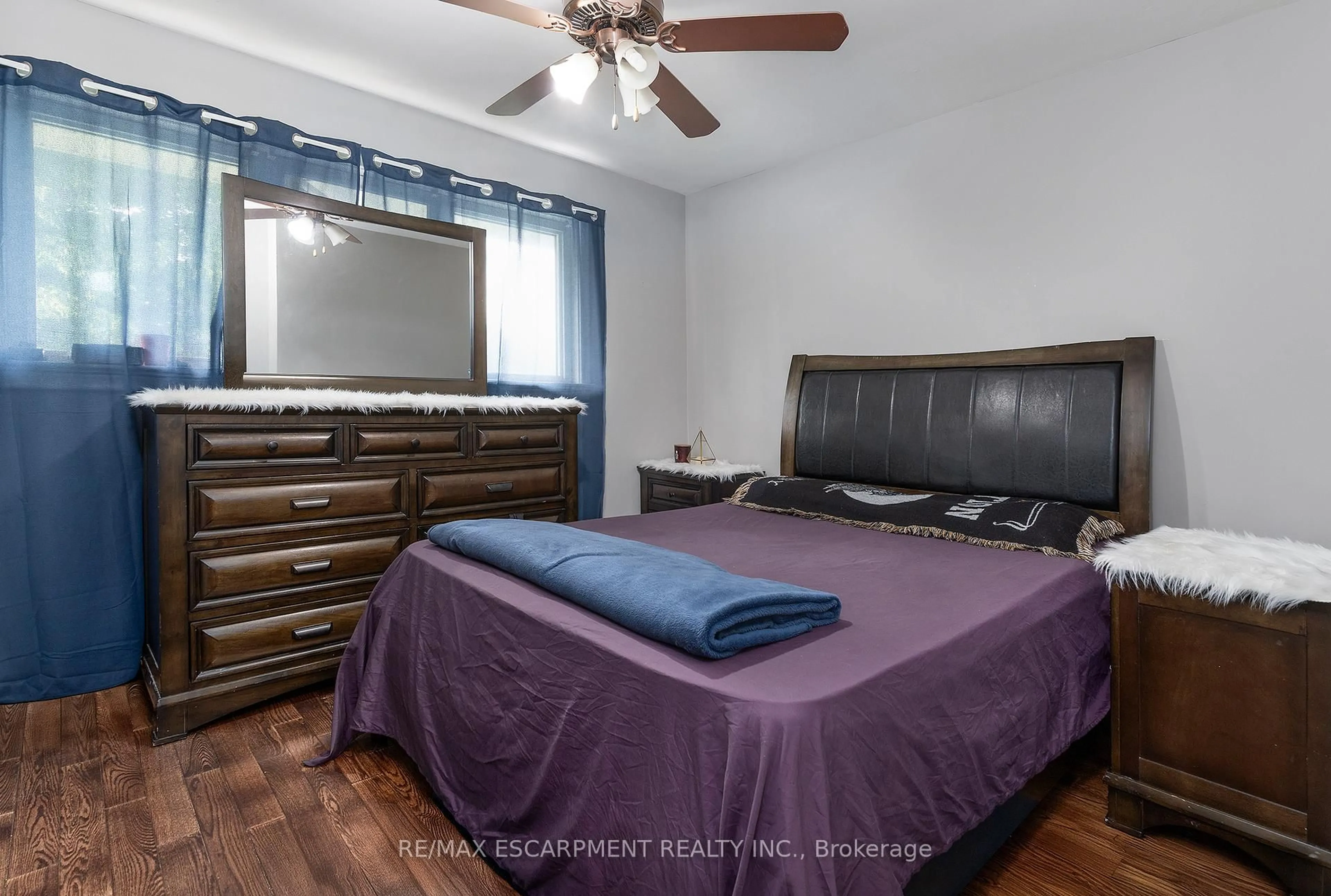 Bedroom with bed, wood/laminate floor for 125 West 28th St, Hamilton Ontario L9C 5B1