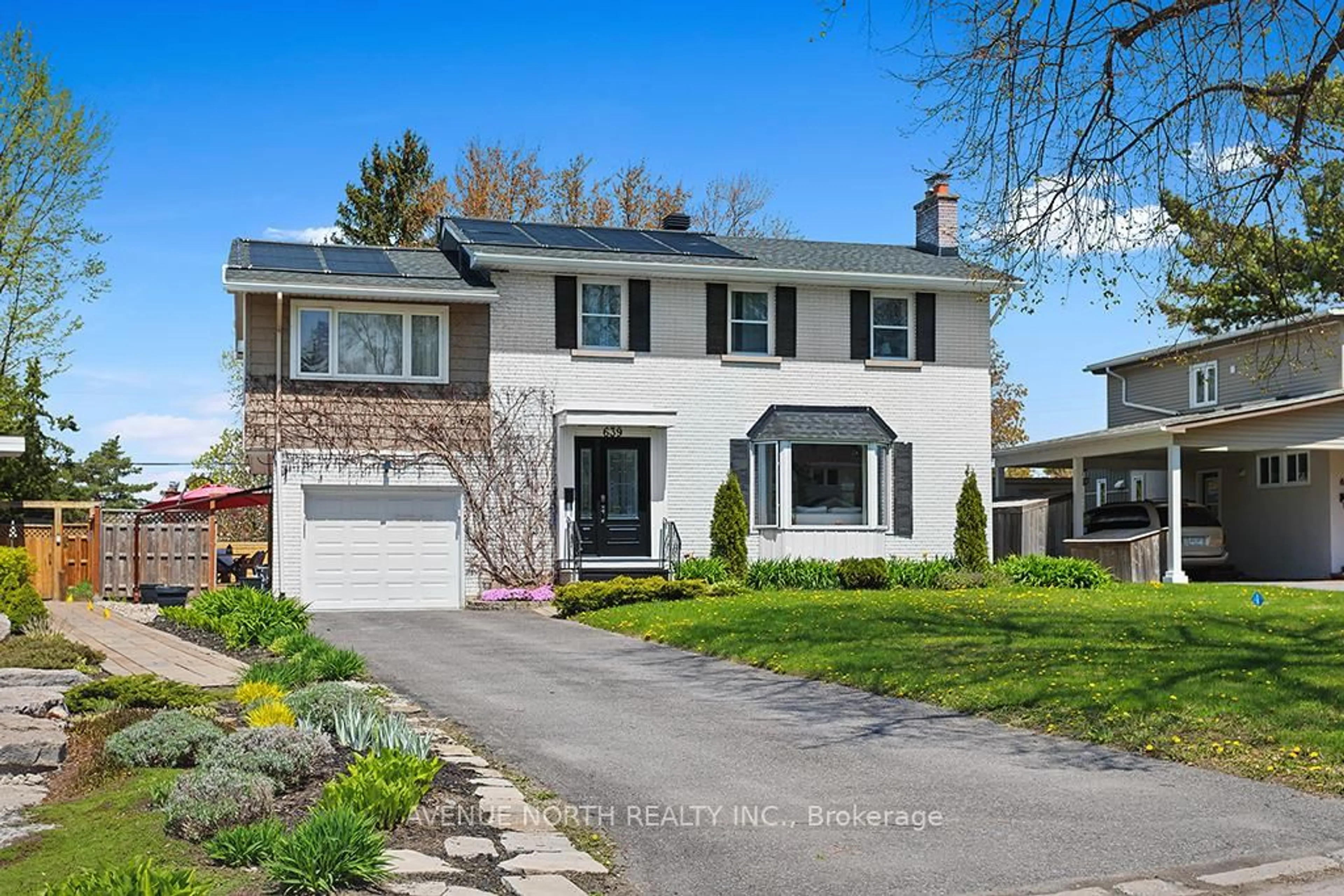 Home with vinyl exterior material, street for 639 Chadburn Ave, Ottawa Ontario K1G 0Y6