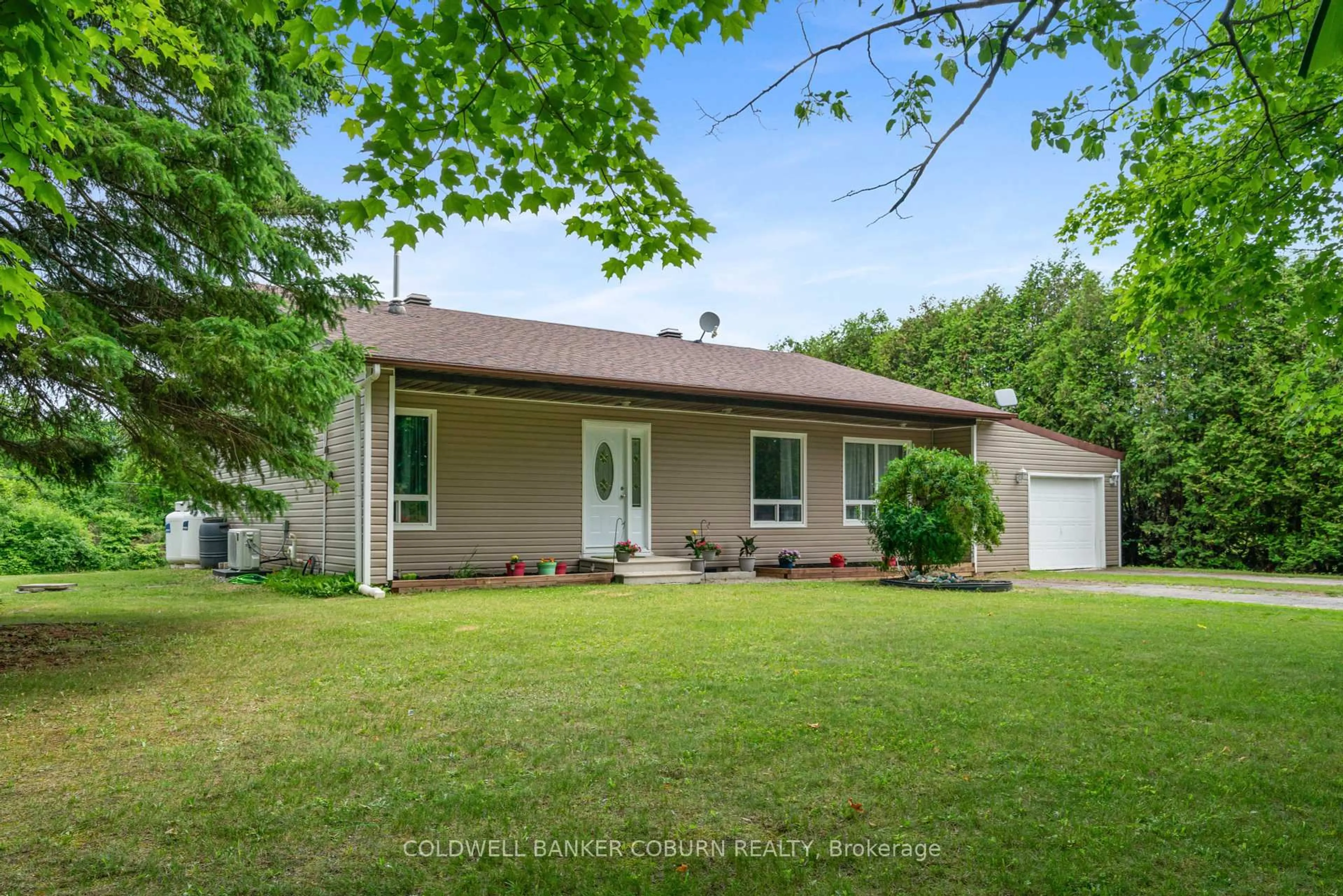 Home with vinyl exterior material, unknown for 852 County Road 44 Rd, North Grenville Ontario K0G 1J0