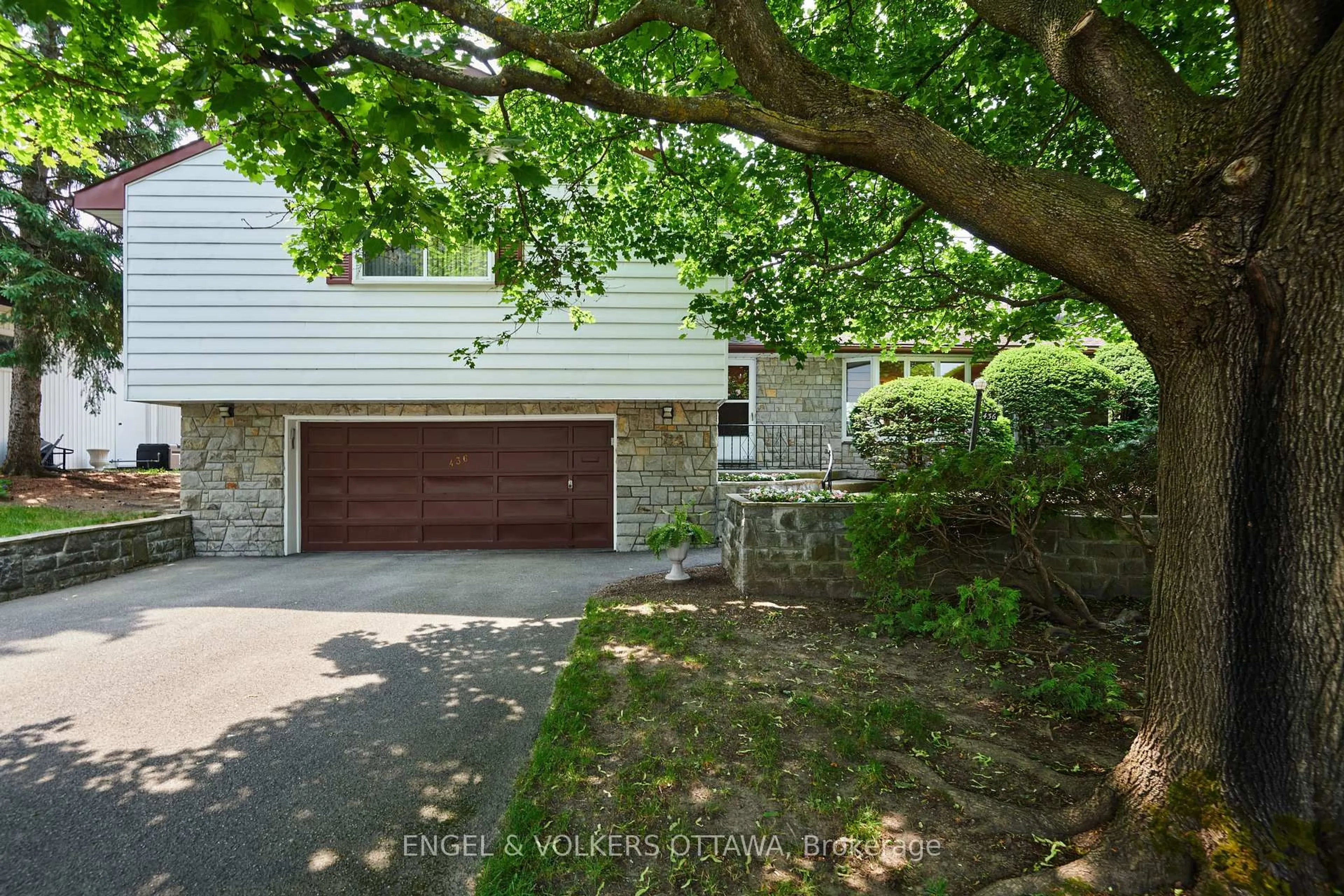 A pic from outside/outdoor area/front of a property/back of a property/a pic from drone, street for 436 Crestview Rd, Ottawa Ontario K1H 5G9